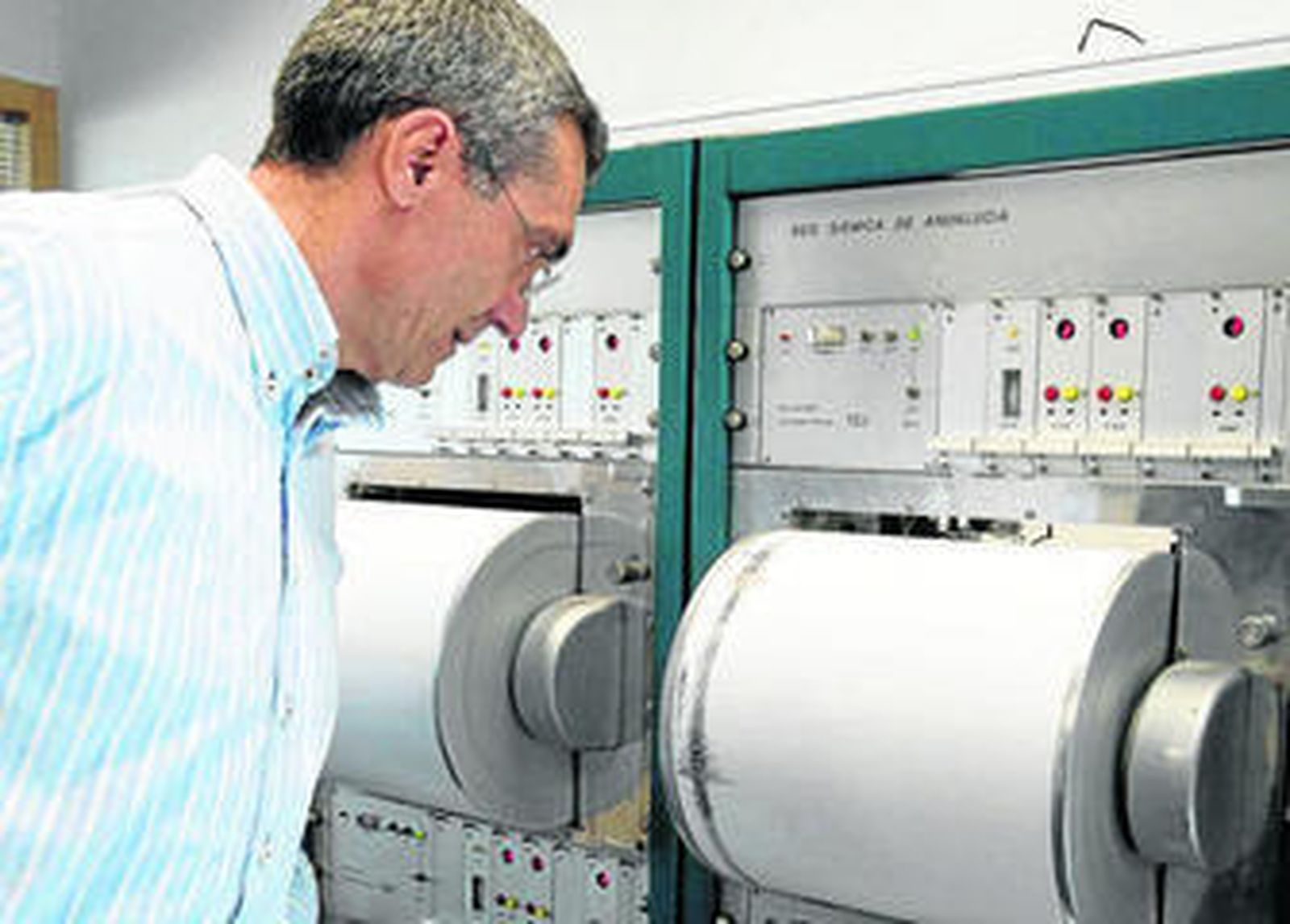 El director del Instituto Andaluz de Geofísica observa un sismógrafo.