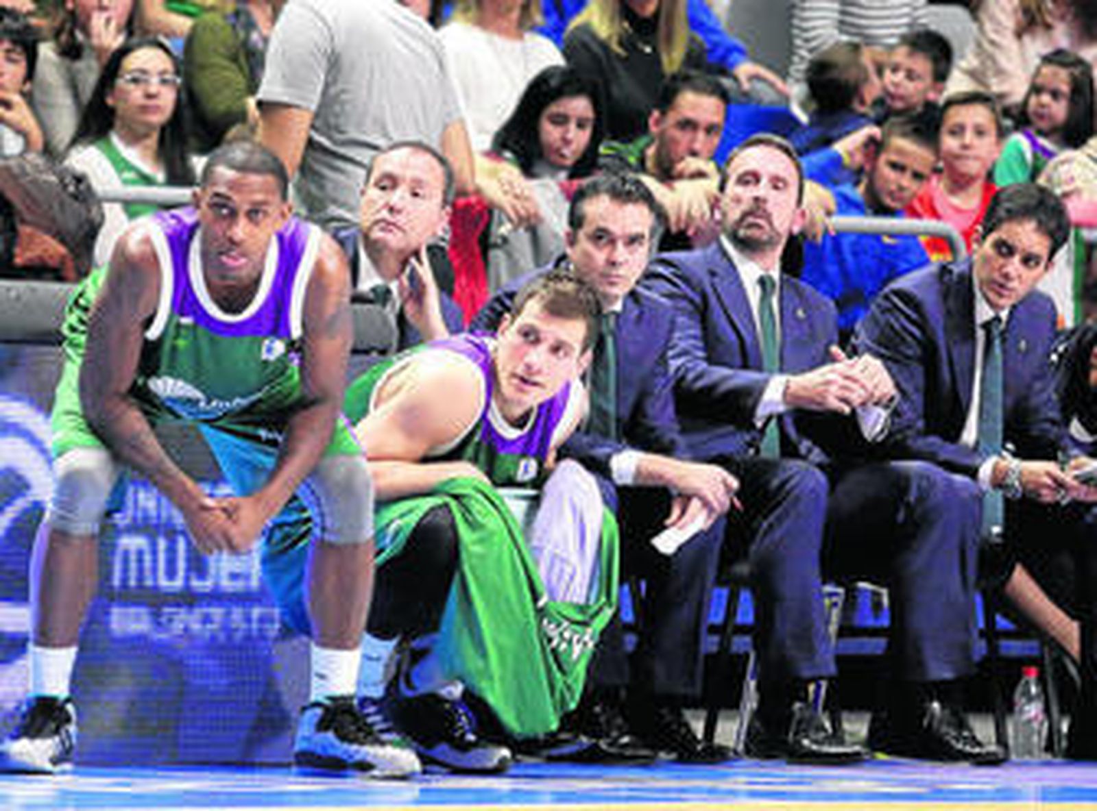 Imagen del banquillo cajista, con Smith y Nedovic preparados para entrar.