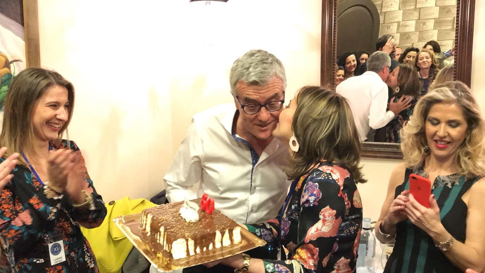 Pedro Mena recibe una tarta de felicitación por su 60º cumpleaños.