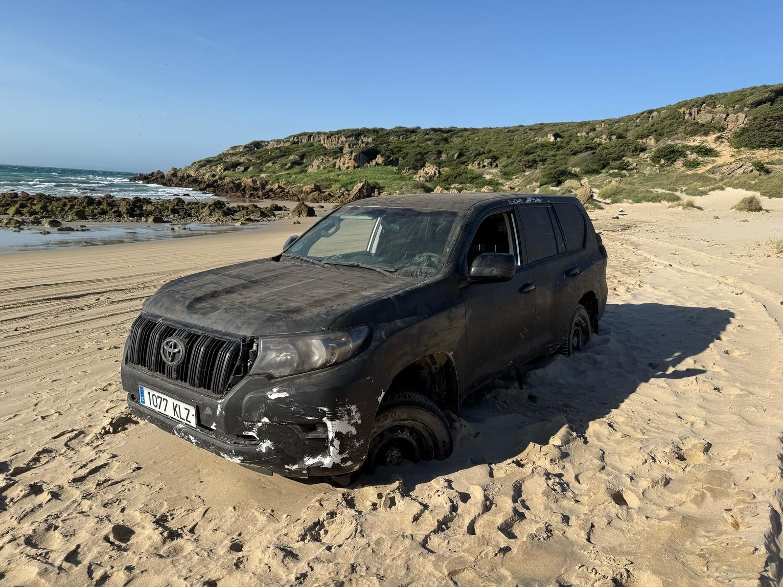 El todoterreno, atrapado en la arena.