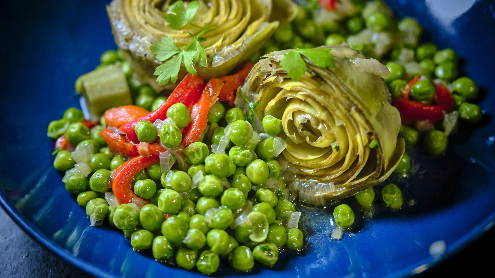 Un muy completo plato de alcauciles con chícharos.