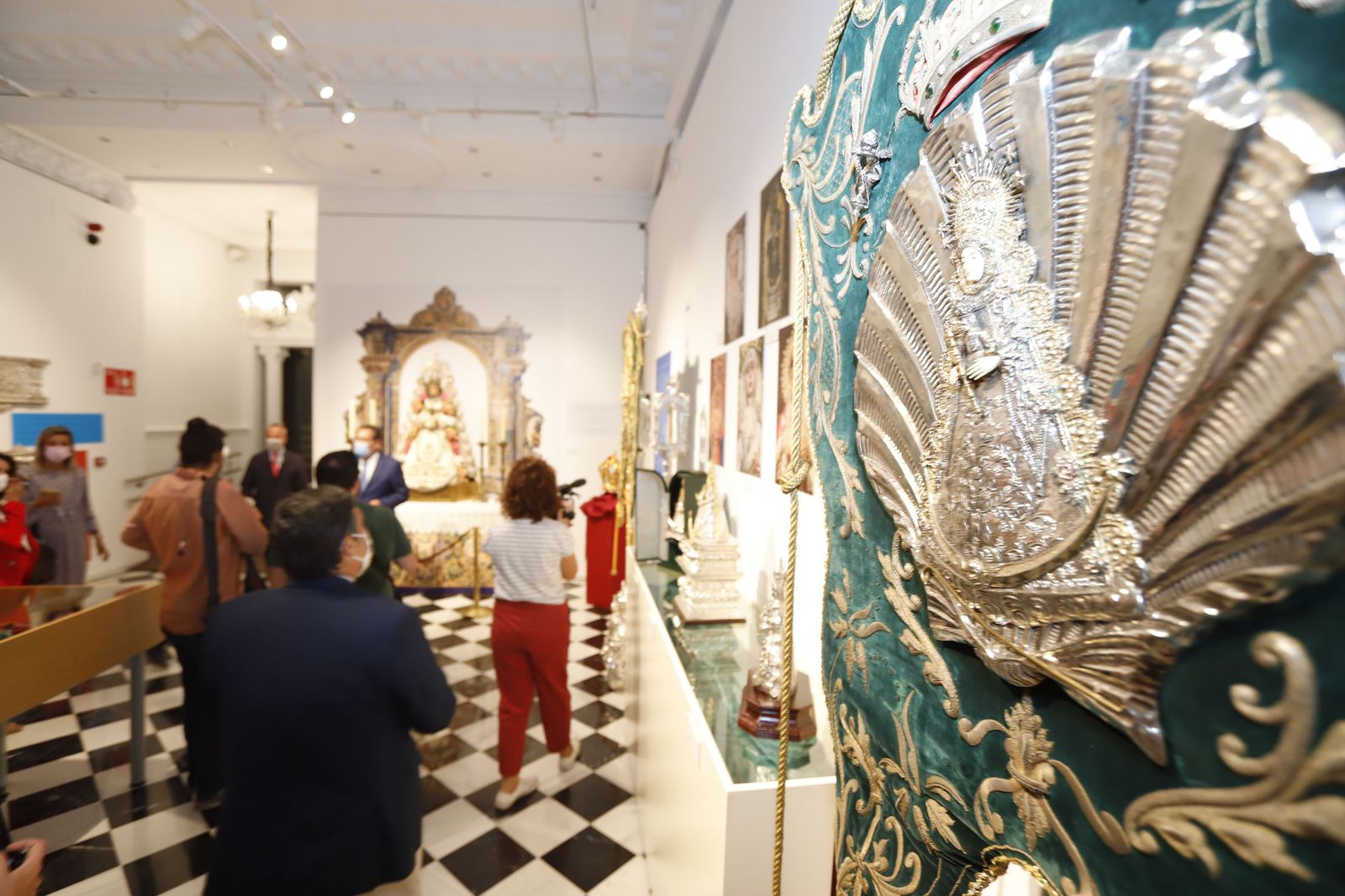 Imágenes de la inauguración de la exposición Regina Roris en la sala de la Fundación Cajasol 'El Comercial'