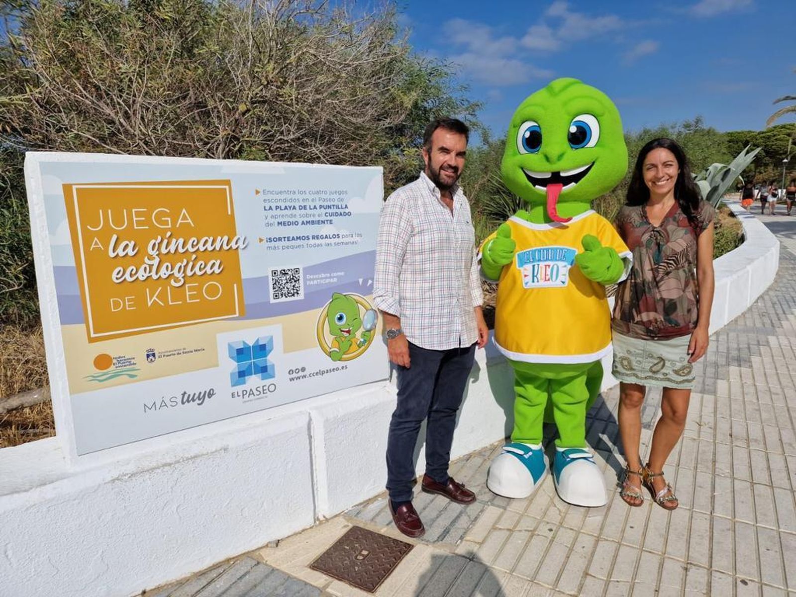 La responsable de El Paseo, junto al concejal y Millán Alegre y el camaleón Kleo.