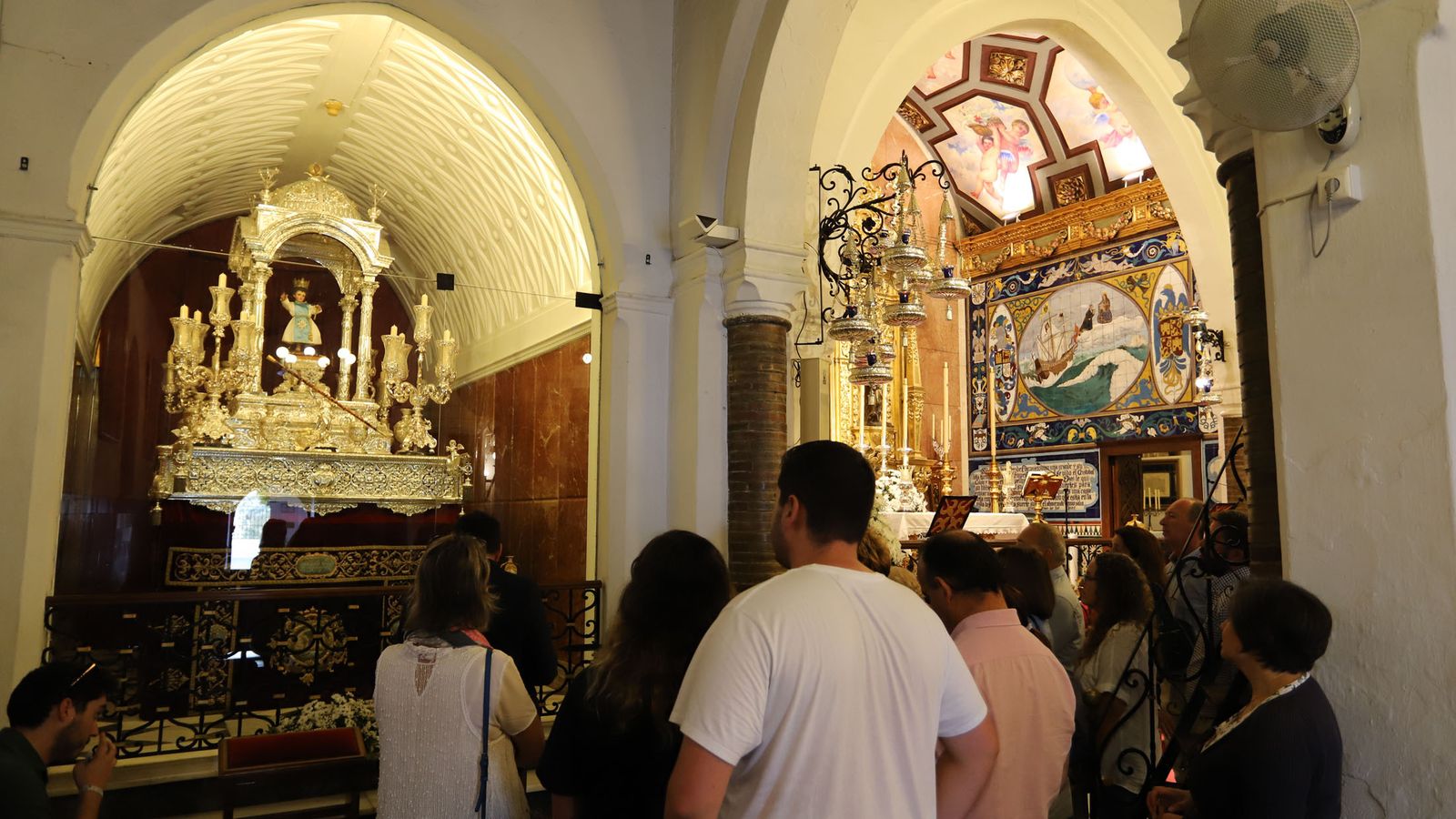 Momentos de la explicación del paso procesional.