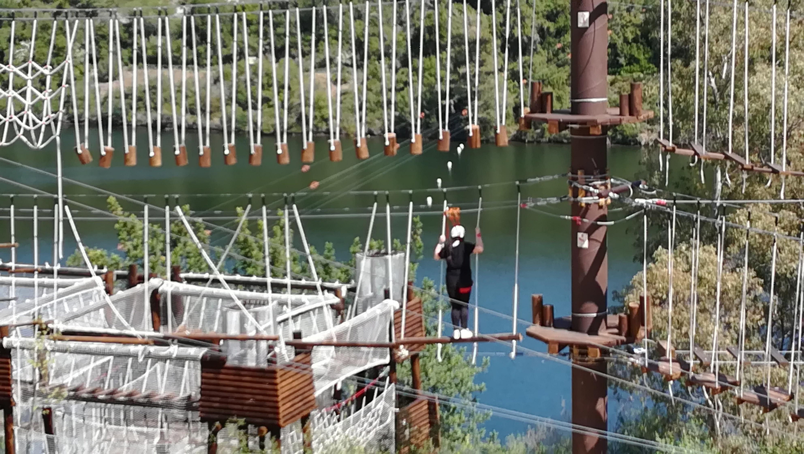 Los primeros niños se divierten en las atracciones.