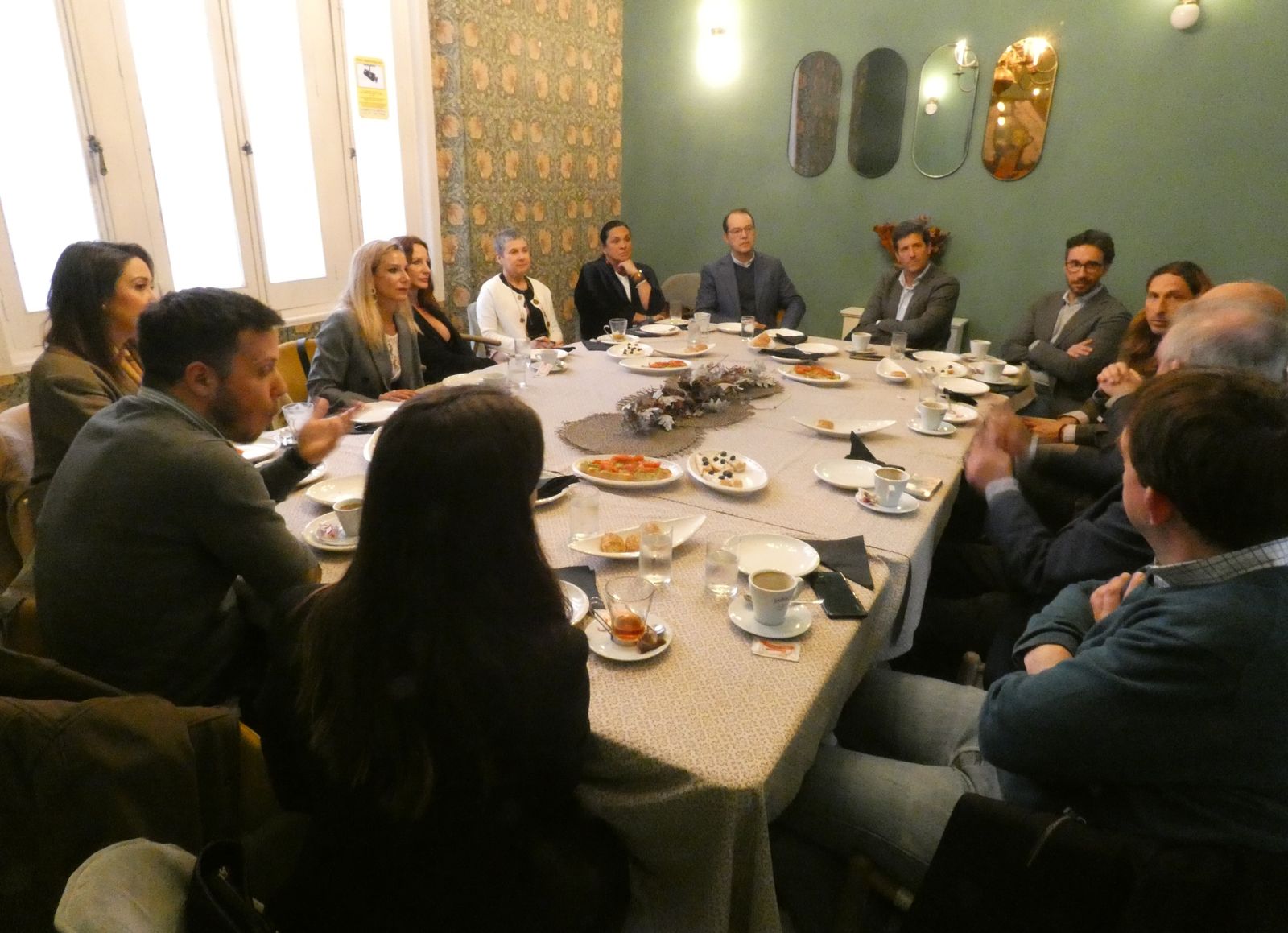 Encuentro entre Guillermo García de Longoria y abogados de Huelva.