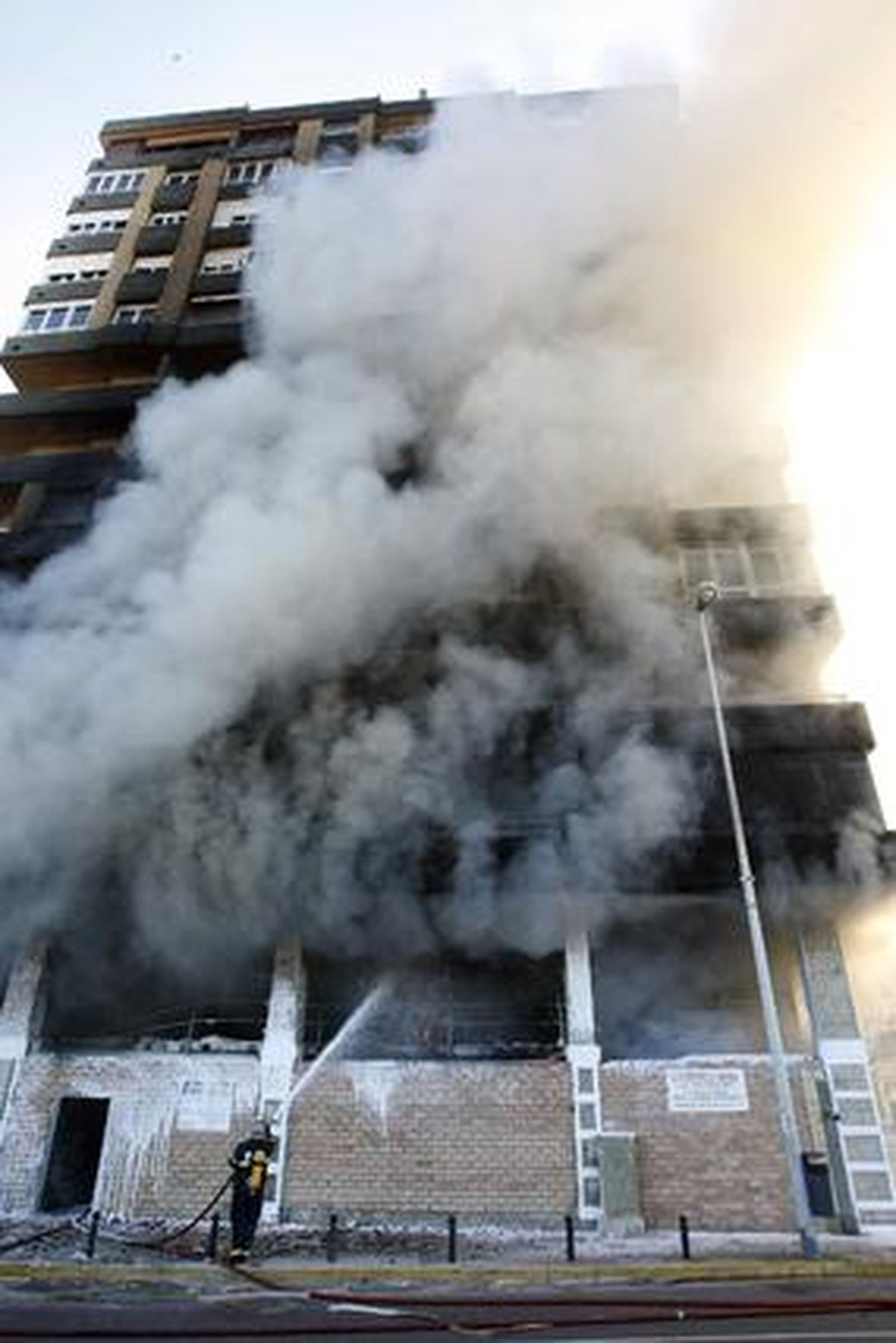 Espectacular incendio en un edificio de la calle Brasil. /José Braza