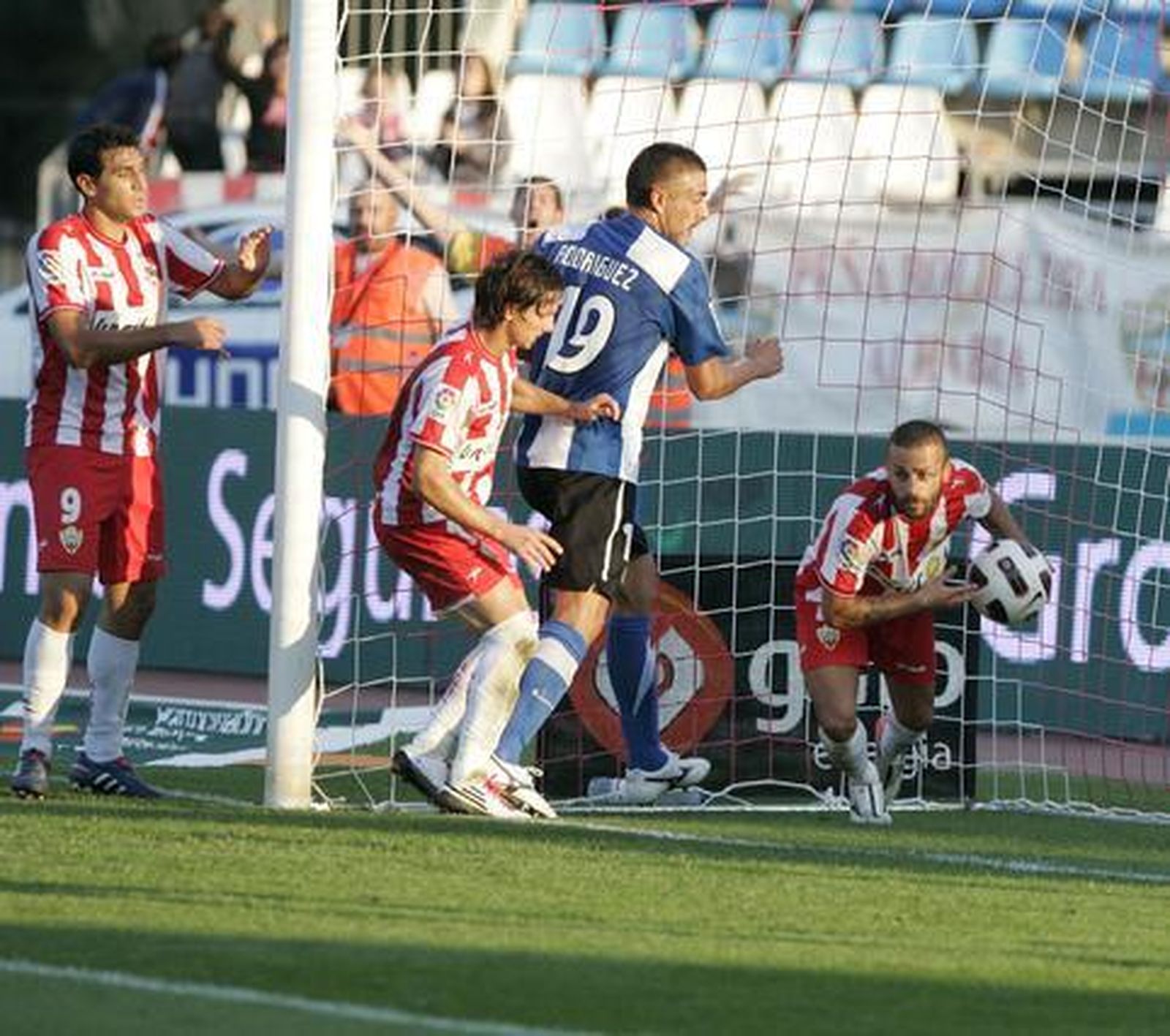 Ortiz recoge el balón de la red tras el gol de Ulloa. / Javier Alonso