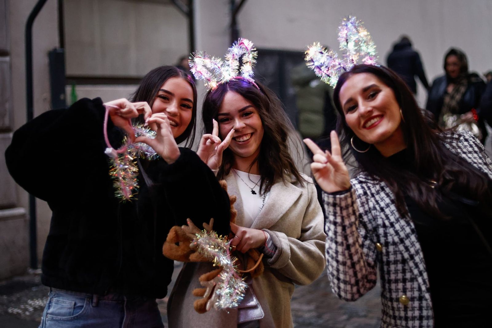 Granada se echa a la calle para celebrar la Tardebuena, en imágenes