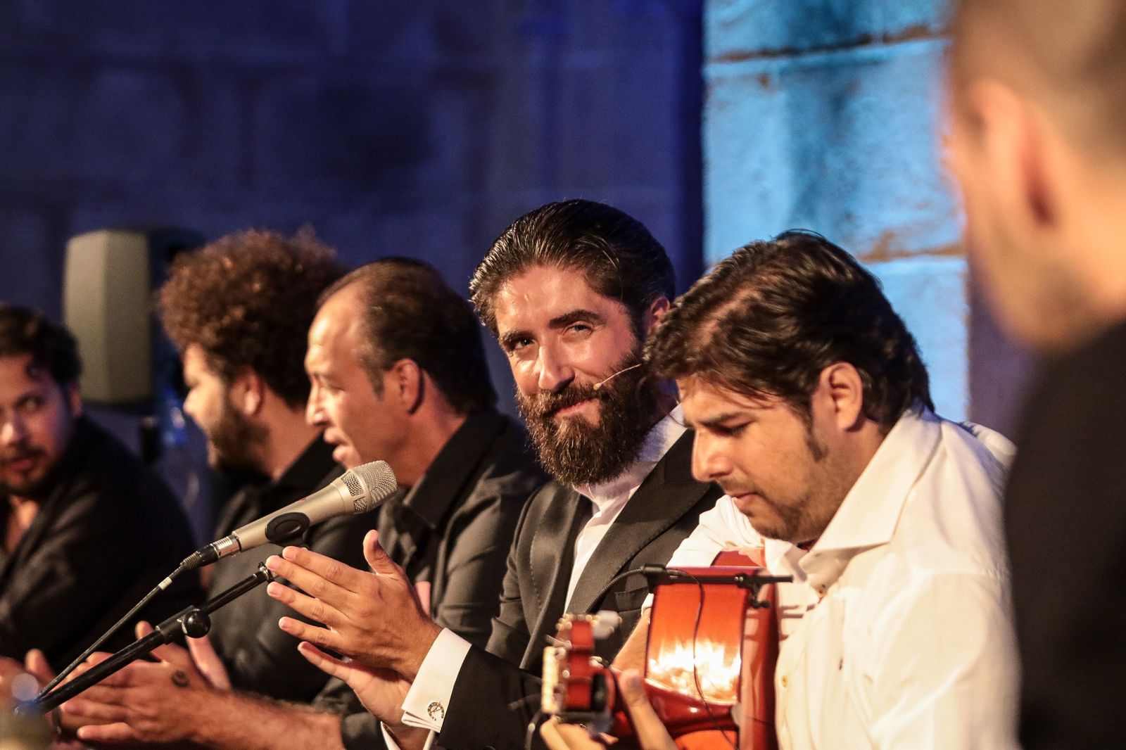 'Niño de la Fragua' mira con atención la guitarra de Manuel Valencia.