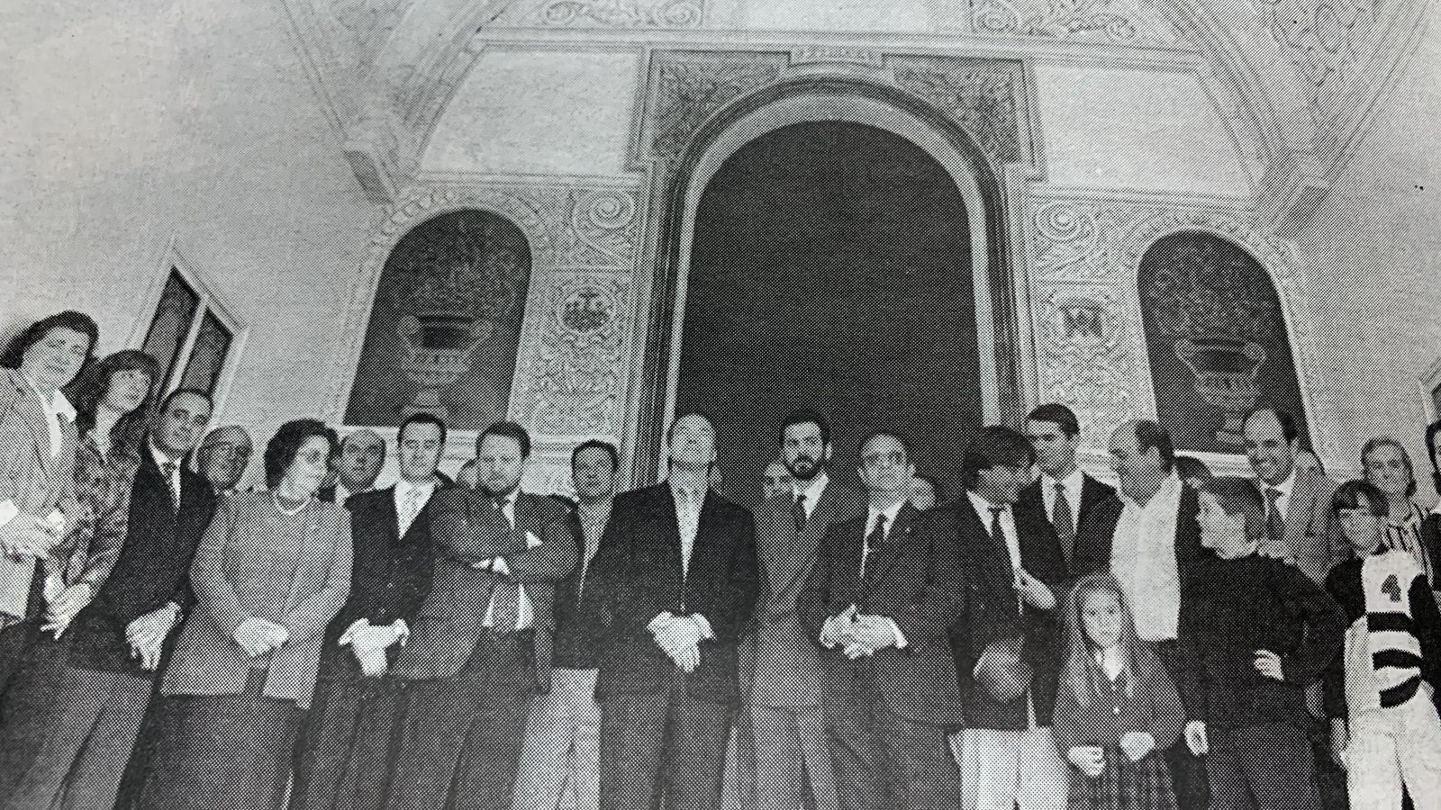 Hermanos del Perdón junto a Pedro Pacheco admirando los resultados de la rehabilitación de la ermita de Guía.
