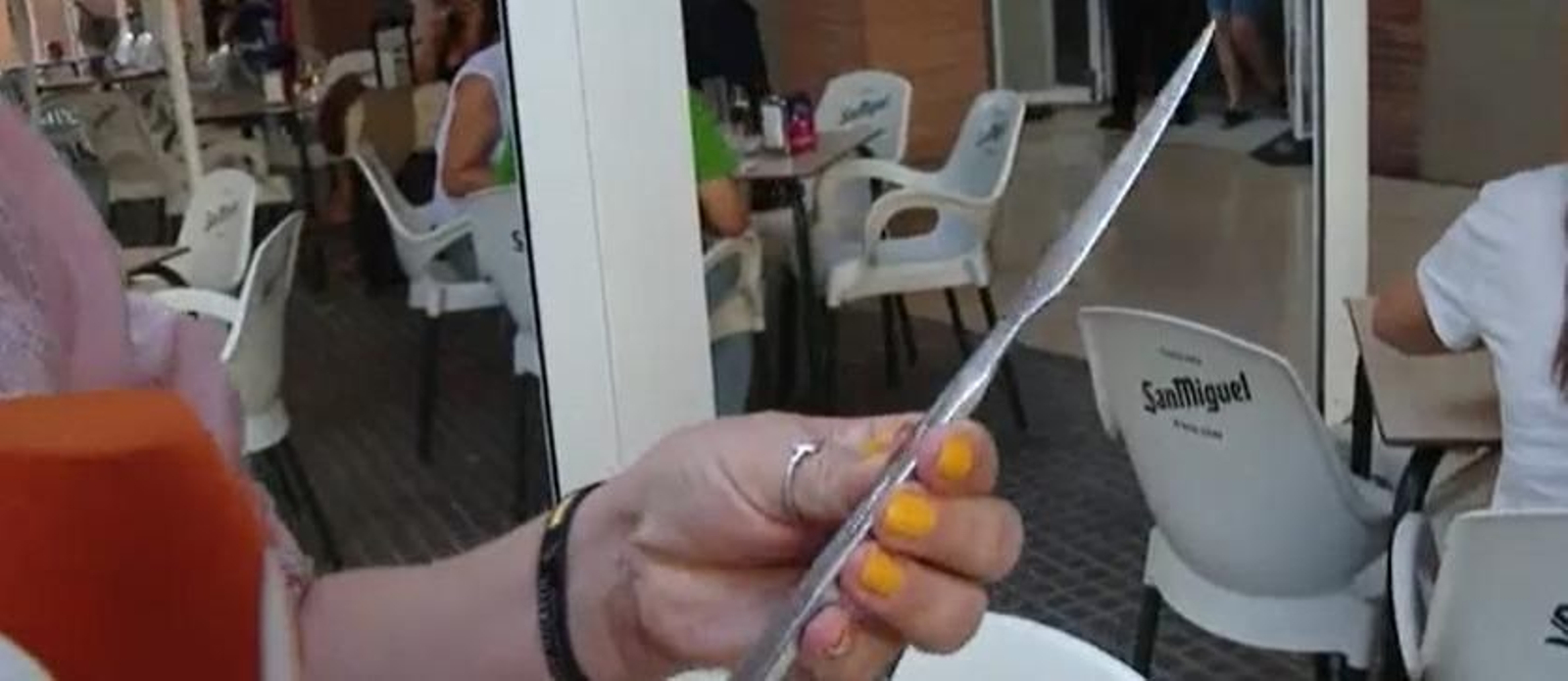 Lo hizo tras recriminarle una camarera que se quisiera llevar un cuchillo