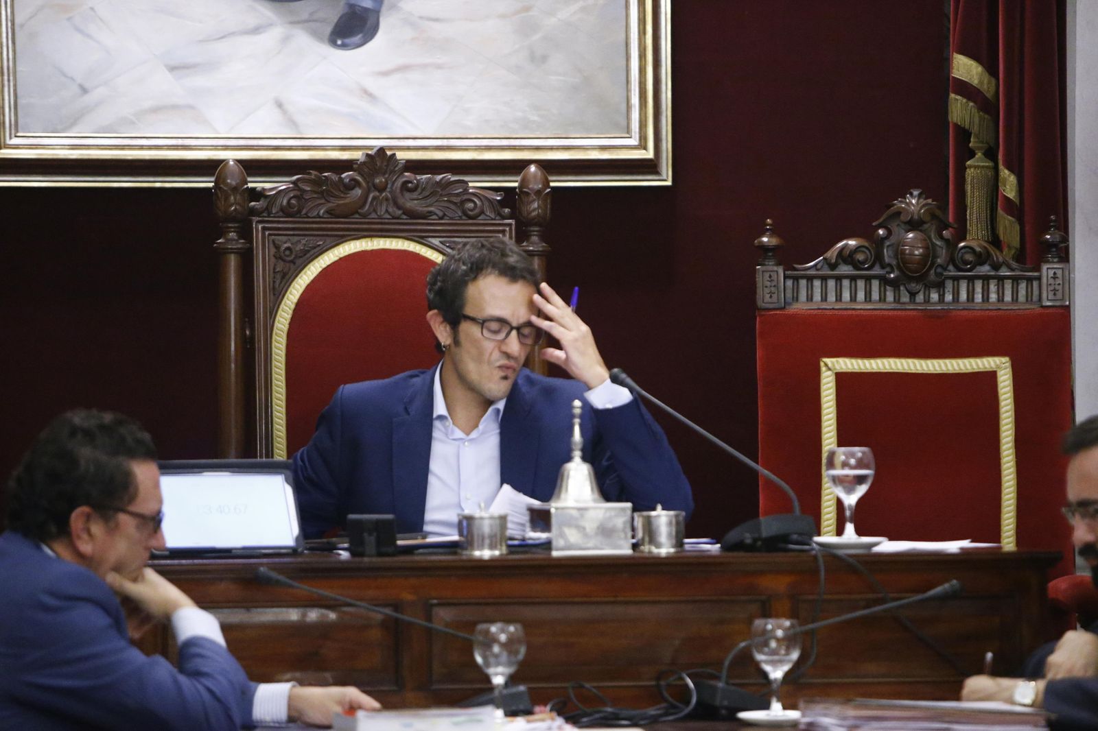El alcalde se lleva las manos a la cabeza en una intervención de Ignacio Romaní.