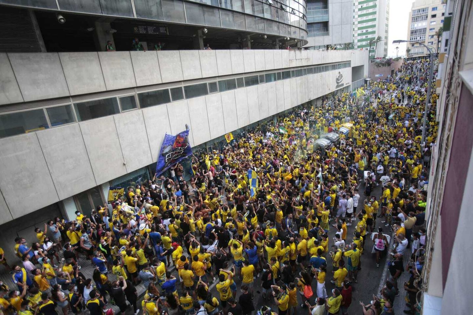 Imagen preocupante de la brutal acumulación de seguidores en los aledaños del Carranza.