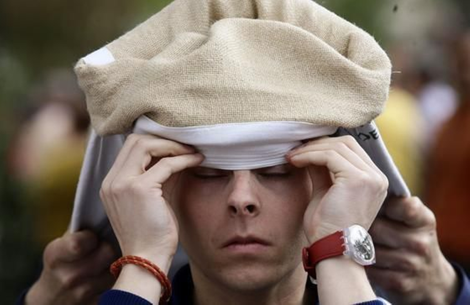 Un costalero se prepara para meterse bajo el paso.

Foto: Antonio Pizarro