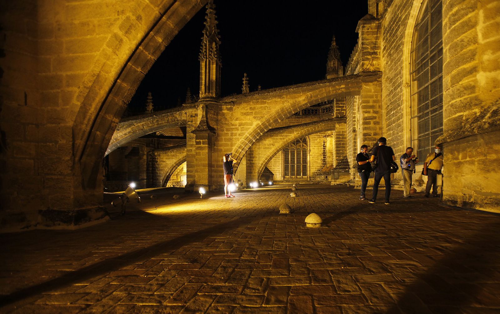 El espectacular recorrido por as cubiertas de la Catedral de Sevilla entre pináculos y arbotantes.