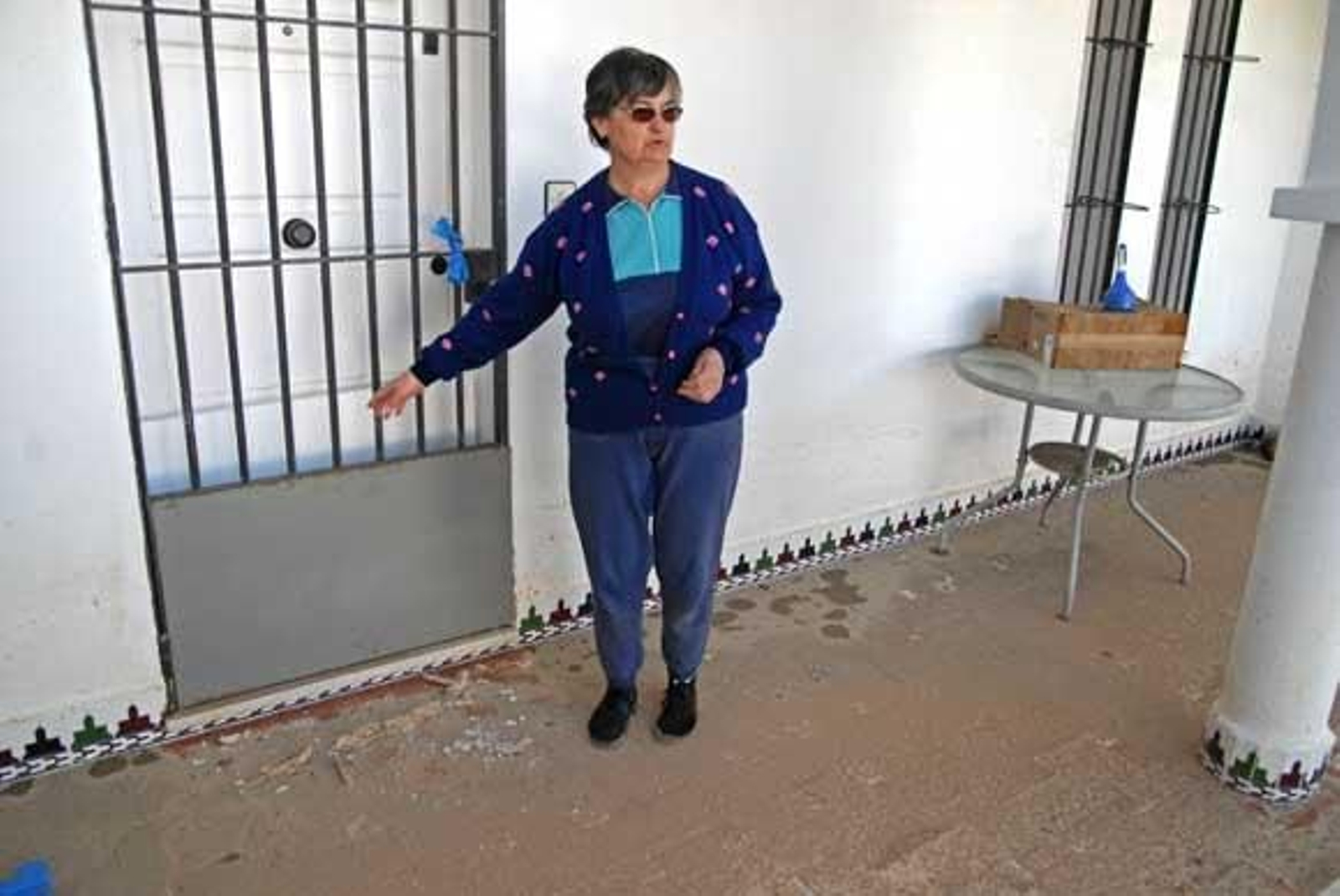 Milagros Sánchez, ama de casa: "El agua me salía por la ducha"
Milagros se pasó el sábado combatiendo el agua y perdiendo la batalla. "Intentaba que no me entrara por la puerta y me salía por la ducha. Sacaba la del agua y me entraba por la puerta".

Foto: Paco Periñán