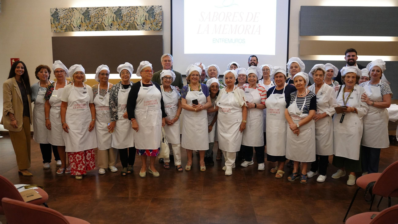 Las participantes en "Sabores de la Memoria" recrean platos malagueños acompañadas de la canción "Cocinero cocinero"