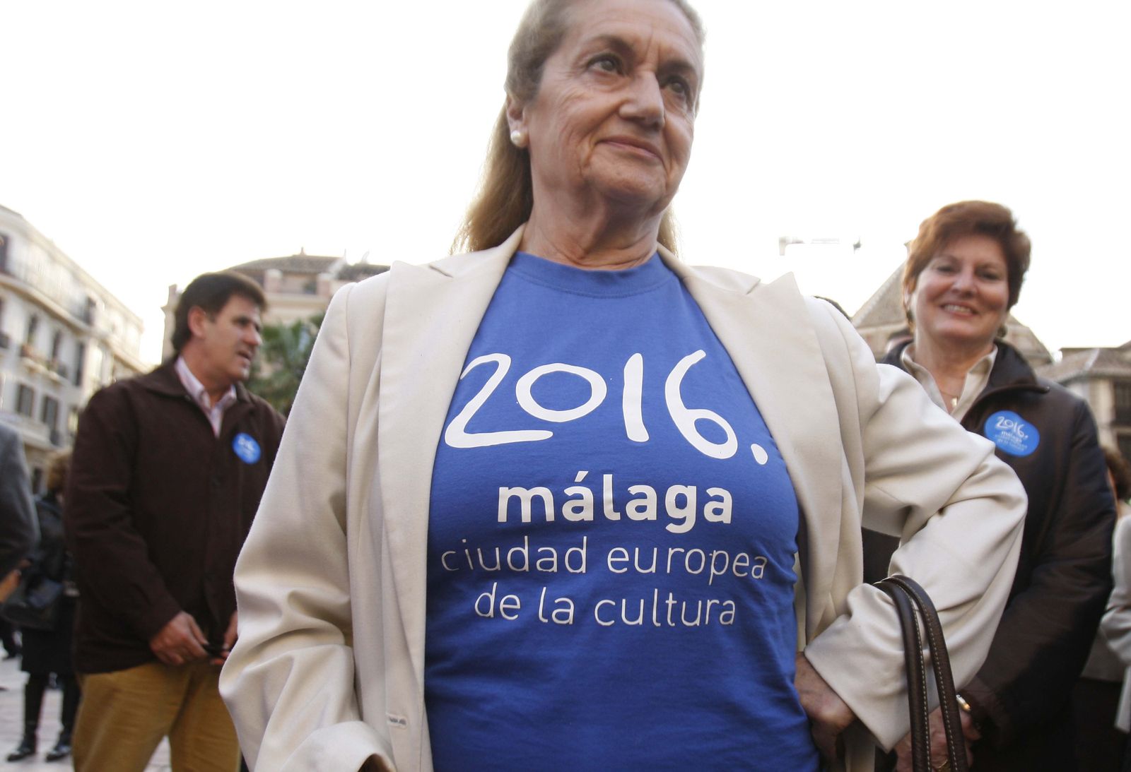 Una mujer luce el emblema de la candidatura de Málaga a la Capitalidad Cultural Europa de 2016.