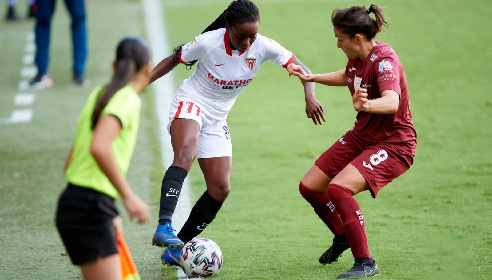 La sevillista Payne encara a Leti Méndez.