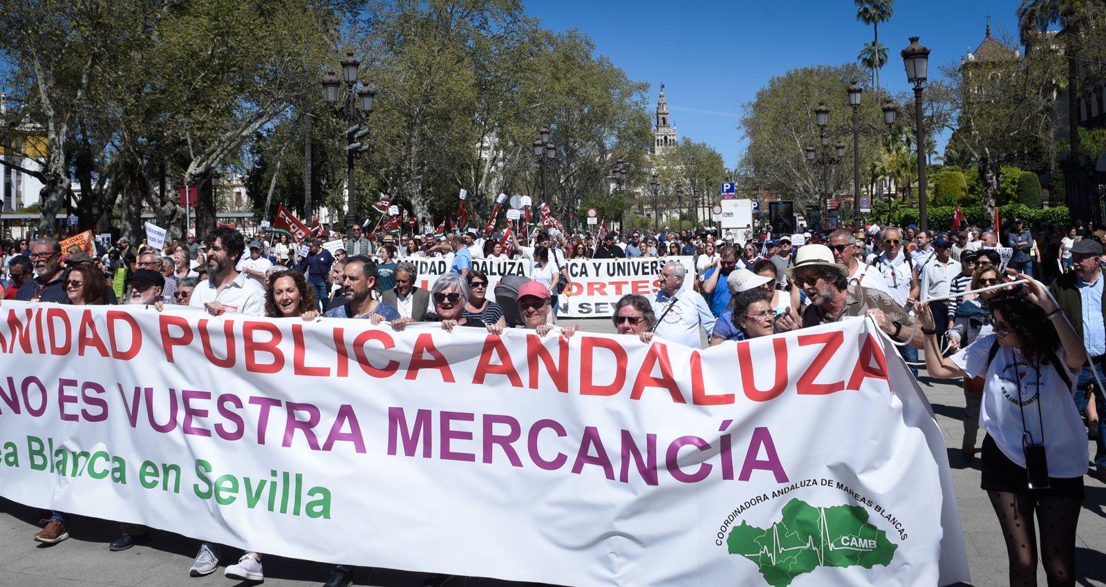 La manifestación de Marea Blanca por las calles de Sevilla, en imágenes