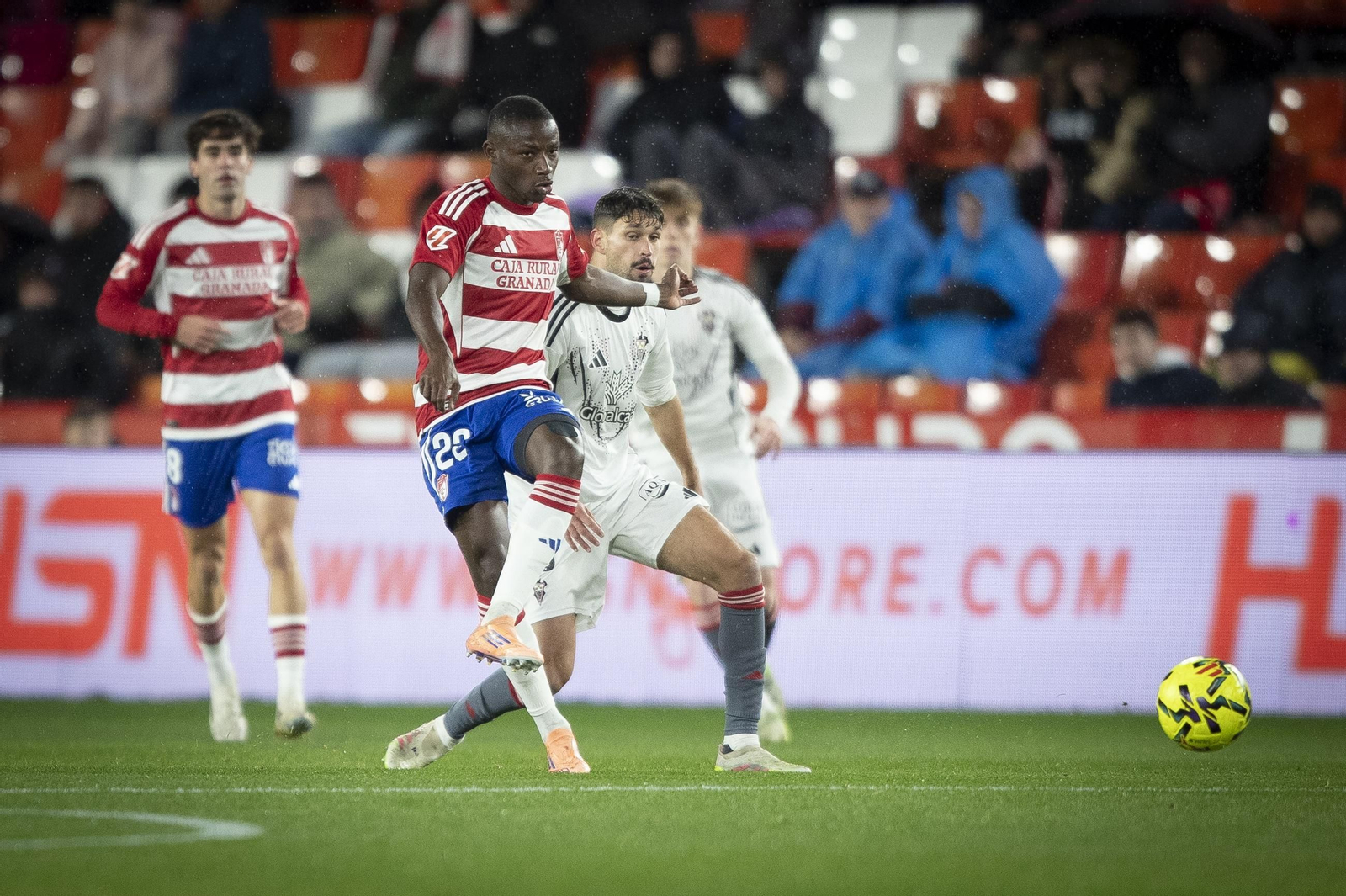 Diallo golpea con la zurda en el duelo ante el Albacete.