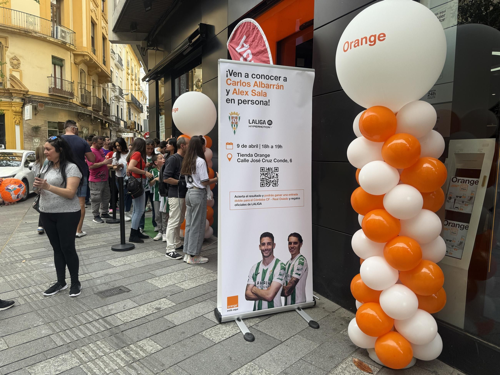 La afición del Córdoba CF enloquece con Álex Sala y Albarrán en el centro de la ciudad