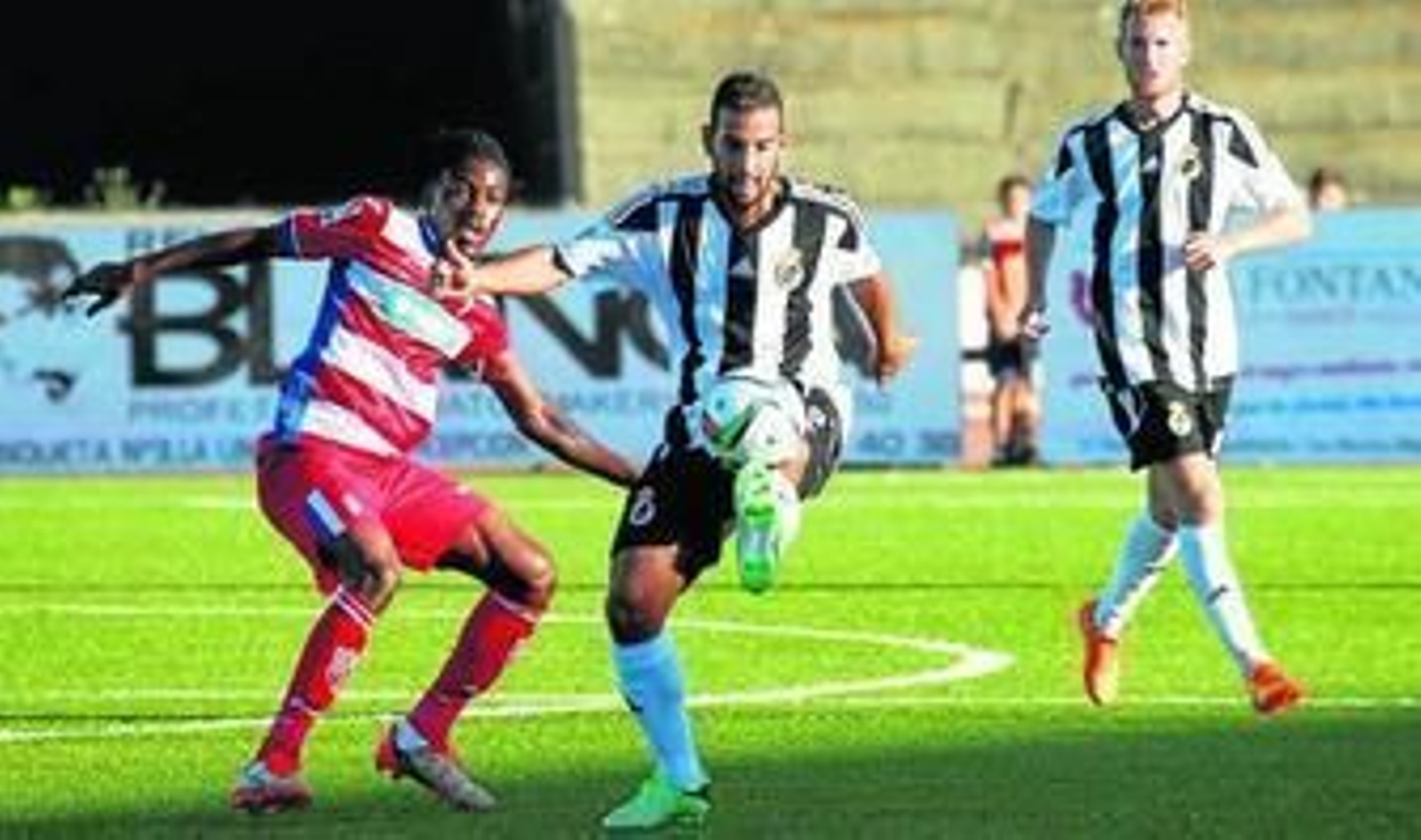 Canario, que está a una tarjeta de la sanción, controla el esférico en el Balona-Granada B.