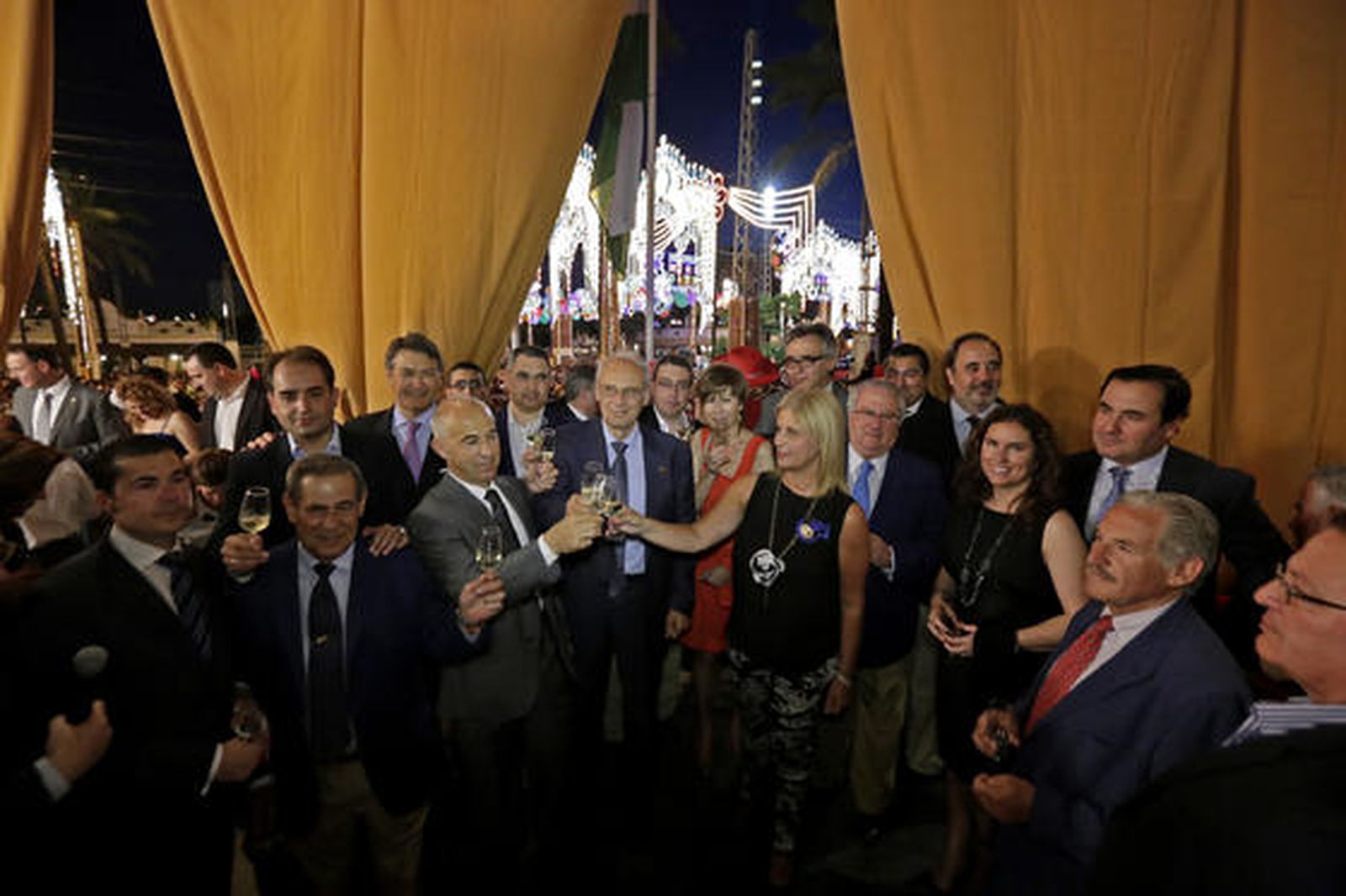 El equipo de gobierno local, presidido por la alcaldesa, María José García-Pelayo, ofreció ayer en el templete municipal del González Hontoria una recepción a los responsables de la Red de Ciudades Europeas del Vino (Recevin), asociación a la que este año se dedica la Feria del Caballo. 

Foto: Miguel Angel Gonzalez
