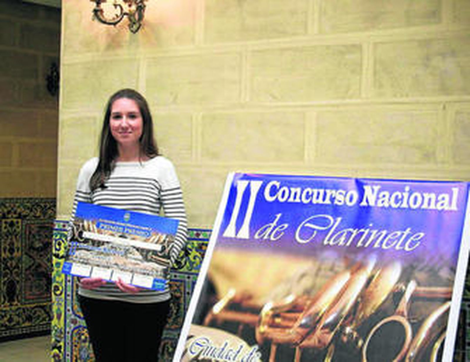 Cristina Mateo con el primer premio obtenido en Villanueva del Arzobispo en Jaén.