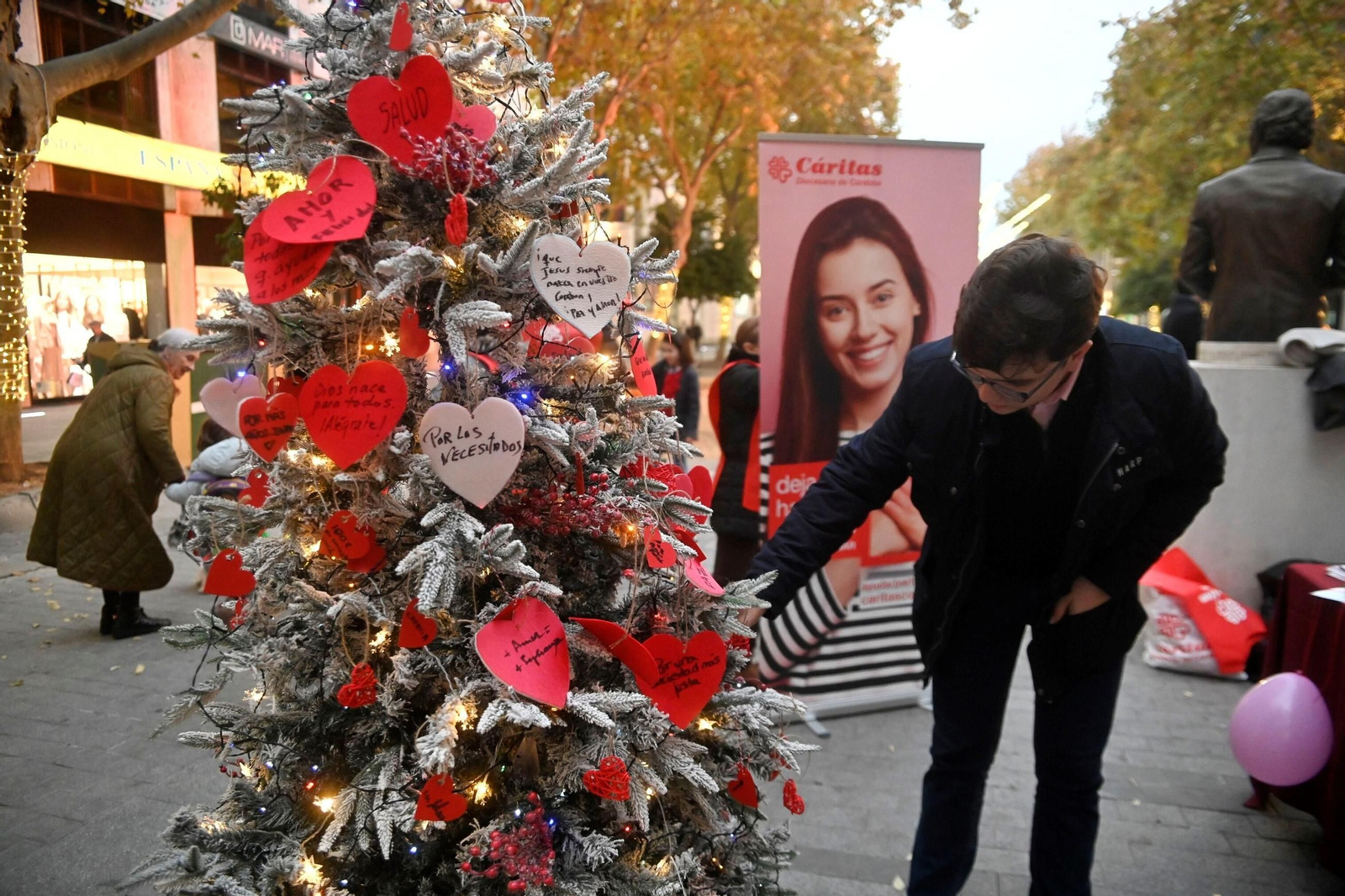 El árbol solidario de Cáritas en Córdoba