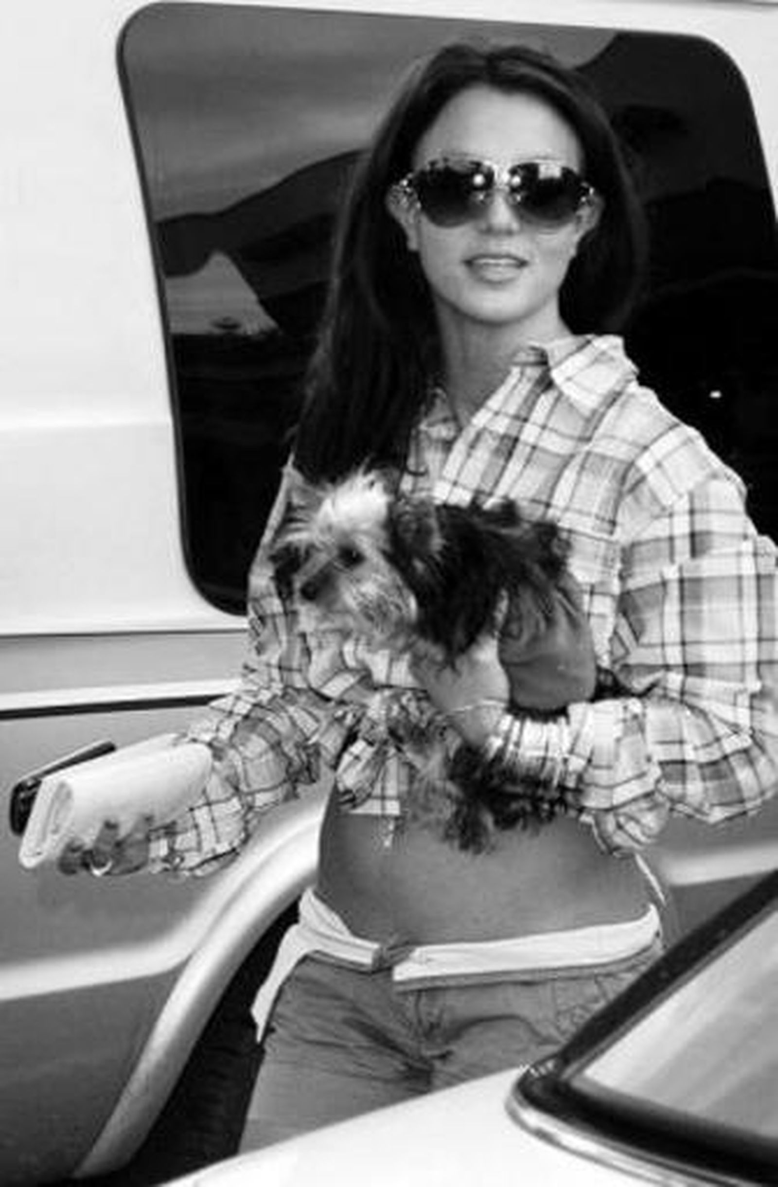 Britney roba un mechero y se ríe de la seguridad