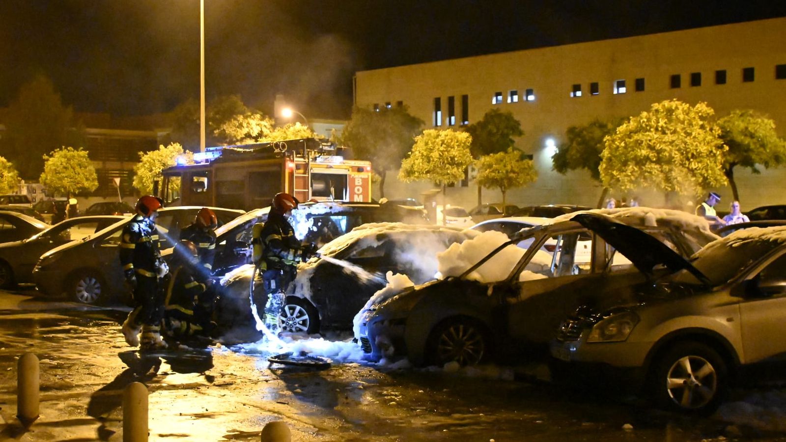 Los bomebros apagan las llamas en la noche de este jueves.