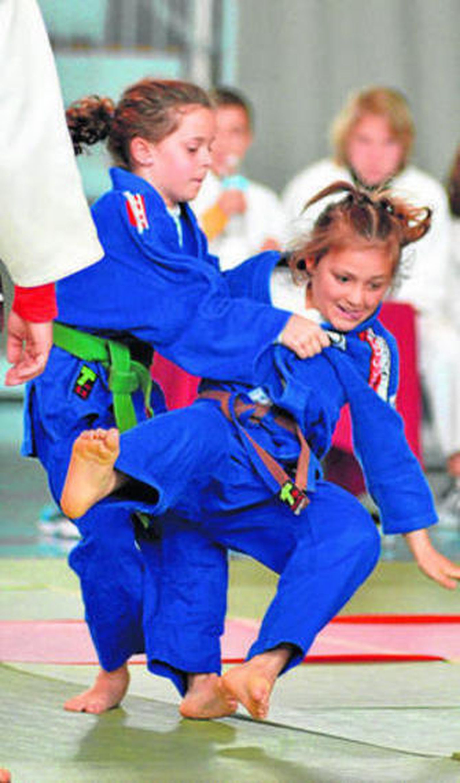 Algunos de los combates protagonizados por los pequeños judocas en el pabellón ayamontino.