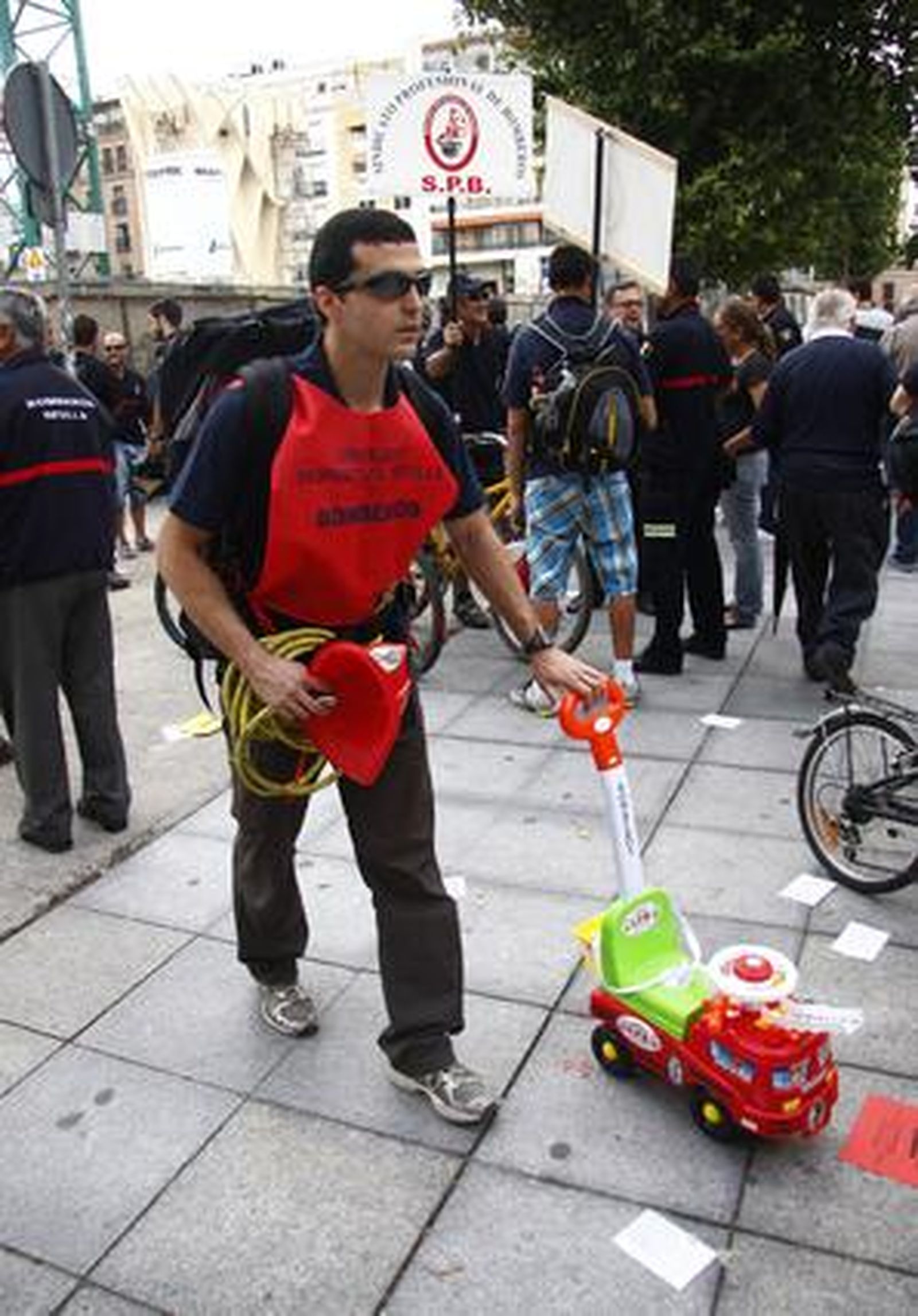 Un manifestante con un coche de bomberos de juguete. 

Foto: B. Vargas