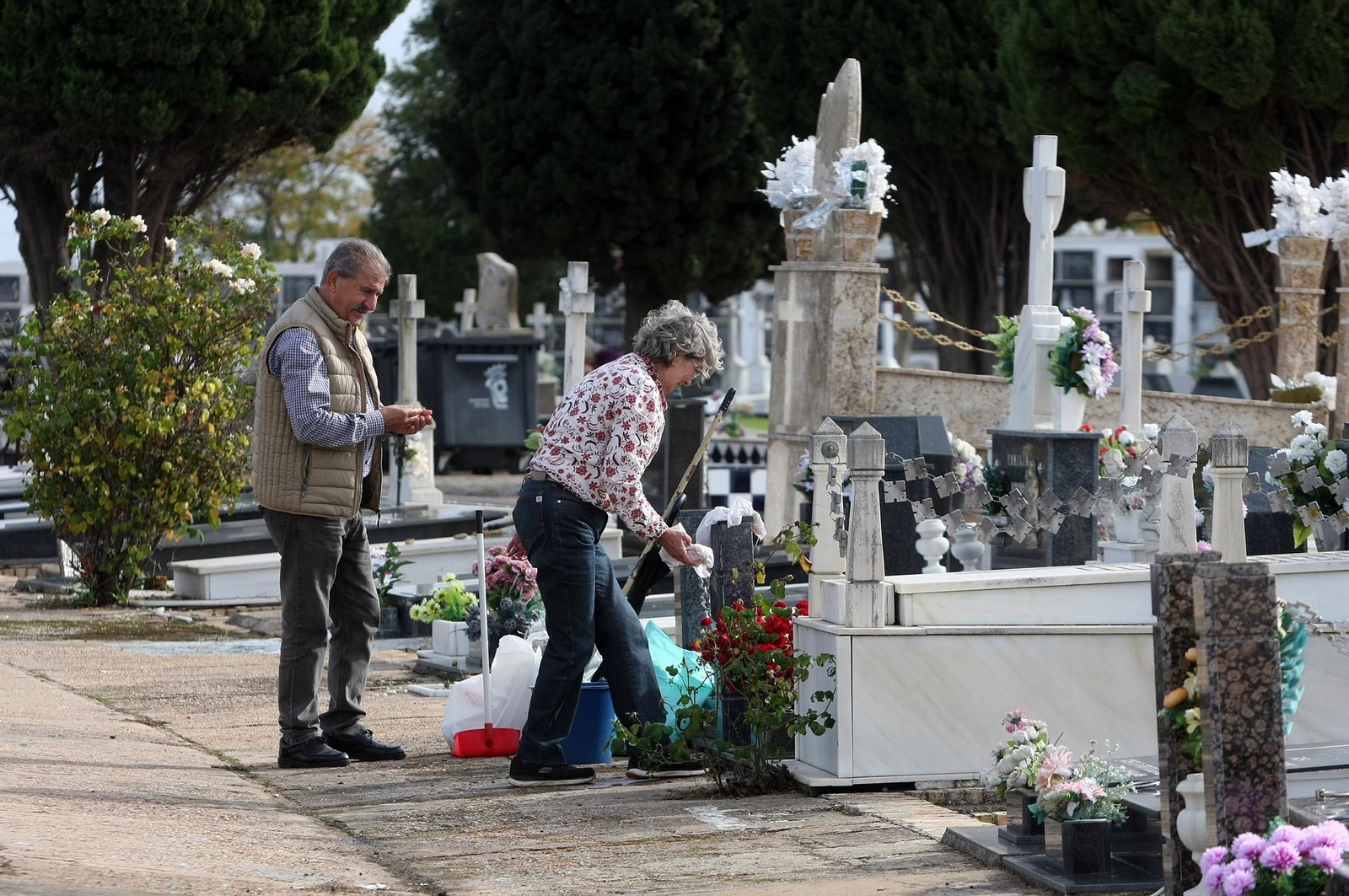Imágenes del ambiente en el cementerio La Soledad, Huelva