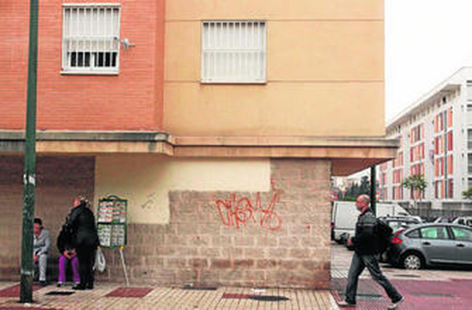 En la página anterior, venta de cupones de la Once en la calle Záncara.  En esta página, de arriba a abajo y de izquierda a derecha, panorámica  de la calle Virgen del Pilar, zapatos colgados en el tendido eléctrico para delimitar las zonas de influencia de pandillas juveniles, solar para la futura construcción de zonas verdes, cartel en Fernández Fermina y la vieja prisión.