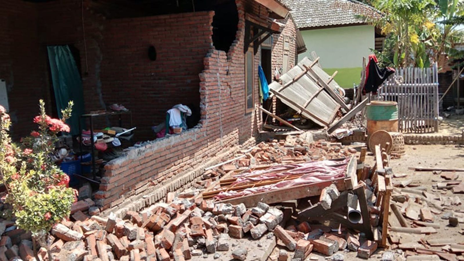 Destrozos causados por el seísmo de hace unas semanas.