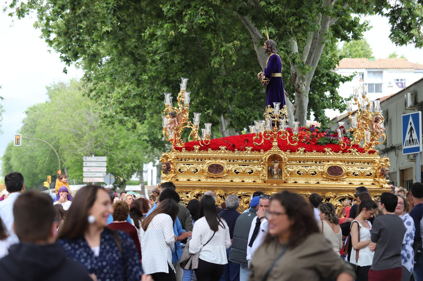 Imágenes del recorrido de la Hermandad del Cristo Cautivo de Huelva
