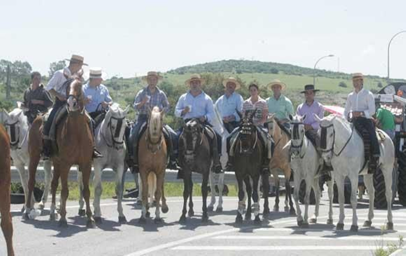 El almuerzo campestre marca la jornada en la Montera del Torero. La hermandad agradece la cada vez mayor afluencia de personas a la misa en honor al patrón./Fotos:José María Quiñones