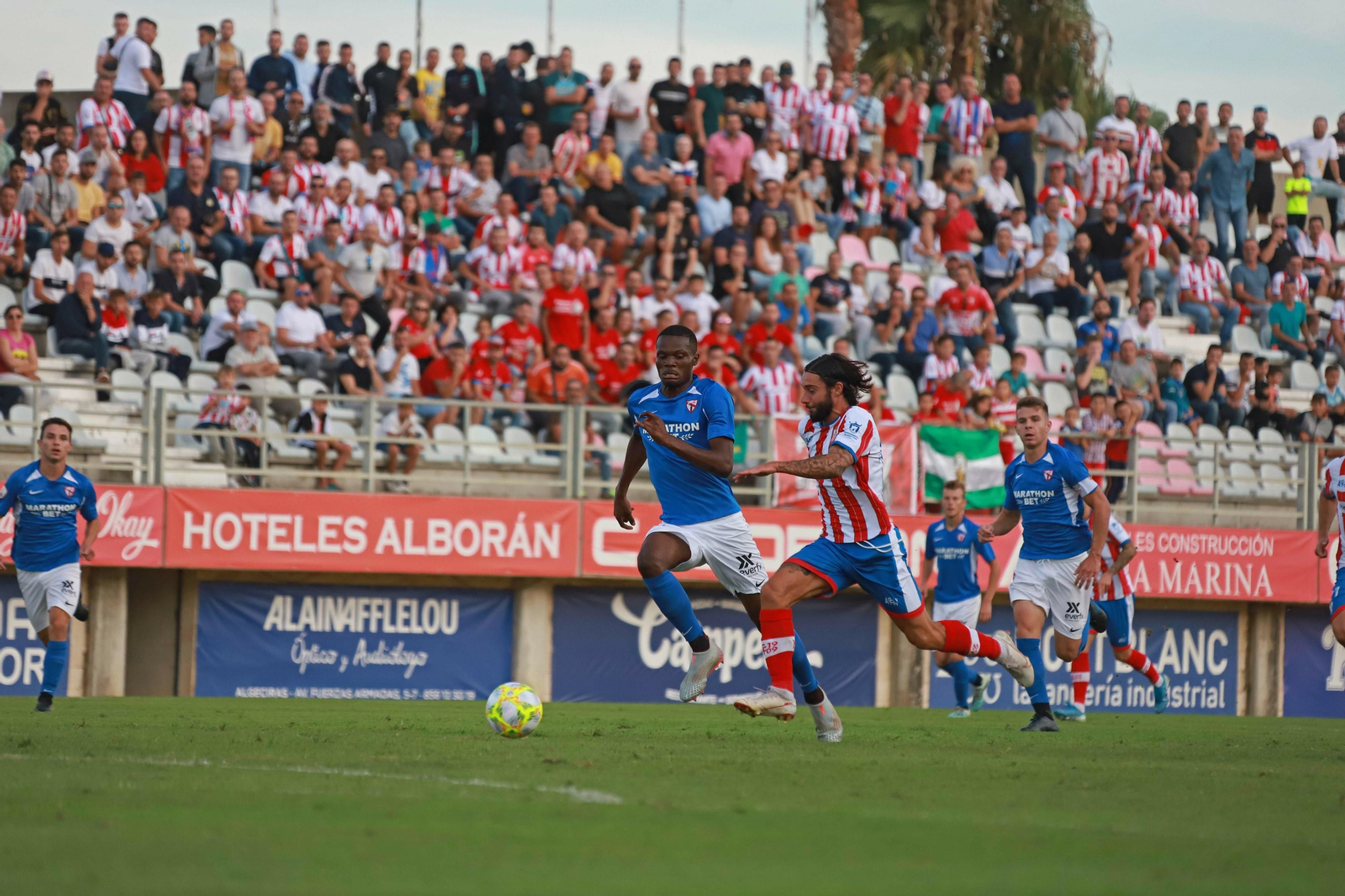 Antoñito trata de marcharse del sevillista Kibamba.