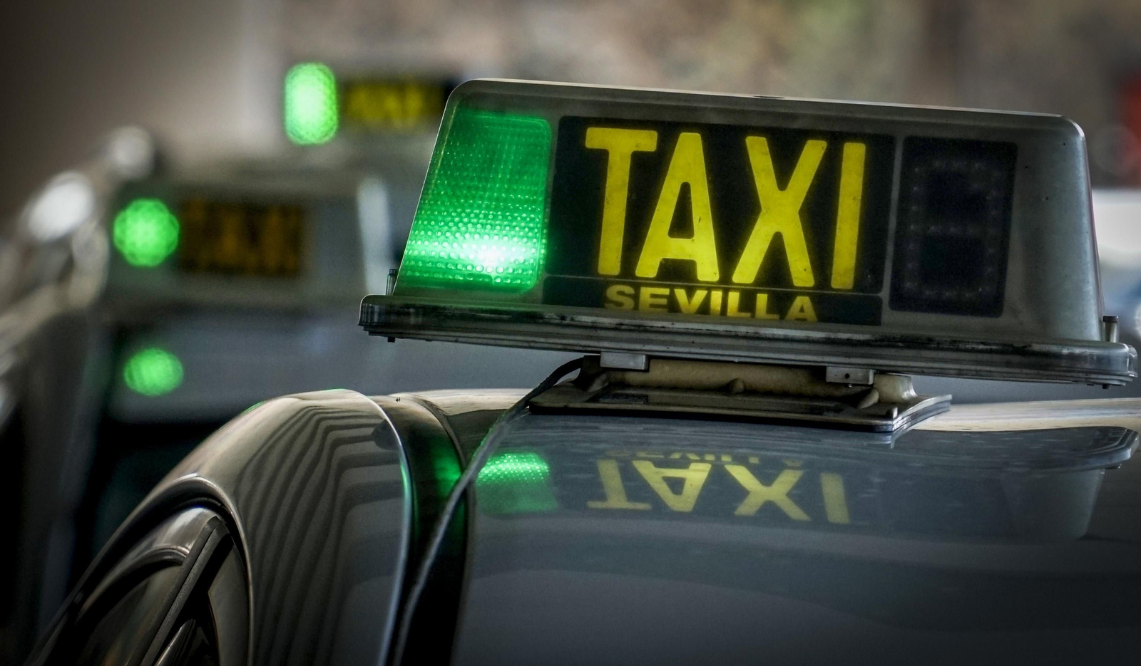 Taxis estacionados a la espera de un servicio.