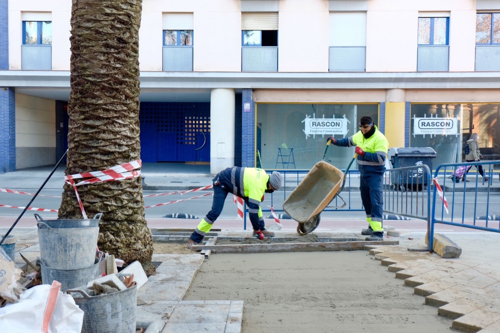 Obreros del Ayuntamiento realizan las mejoras en la Avenida de Alemania.