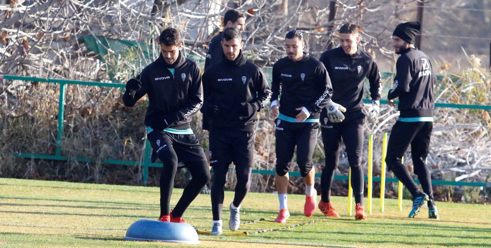 Los jugadores del Córdoba CF calientan en el entrenamiento de este sábado en la Ciudad Deportiva.
