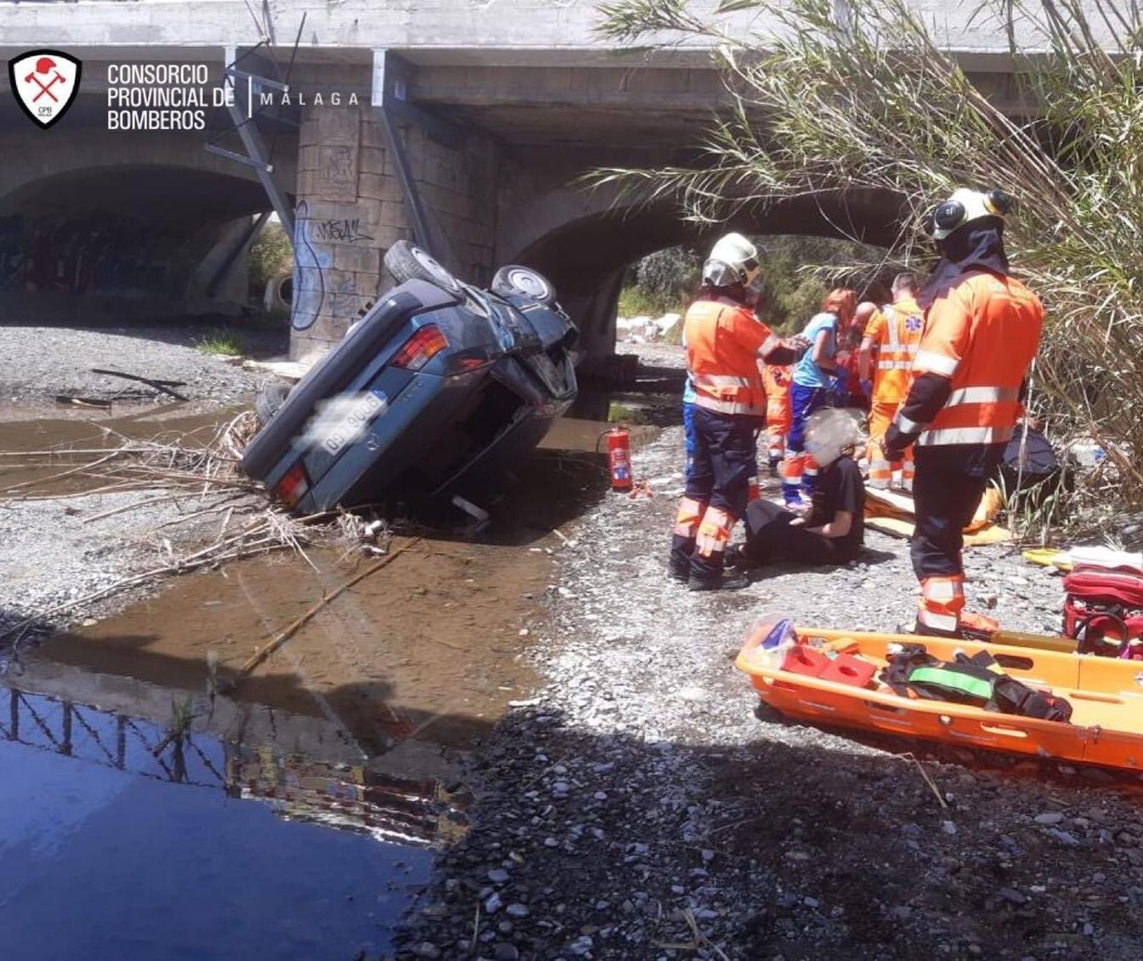 Bomberos y sanitarios atienden a los heridos tras el accidente de Estepona.