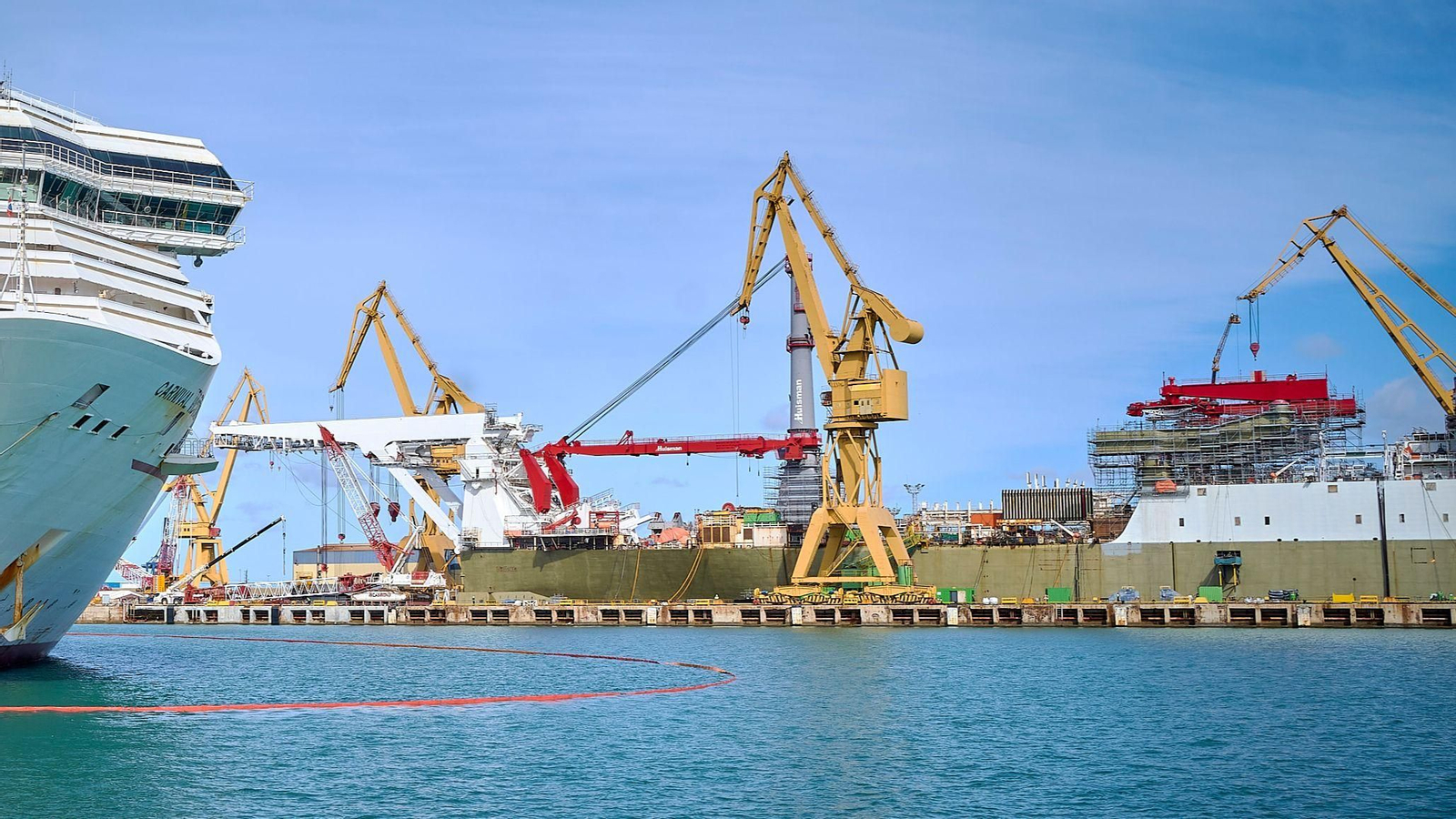 Grúas de construcción naval en la Bahía de Cádiz.