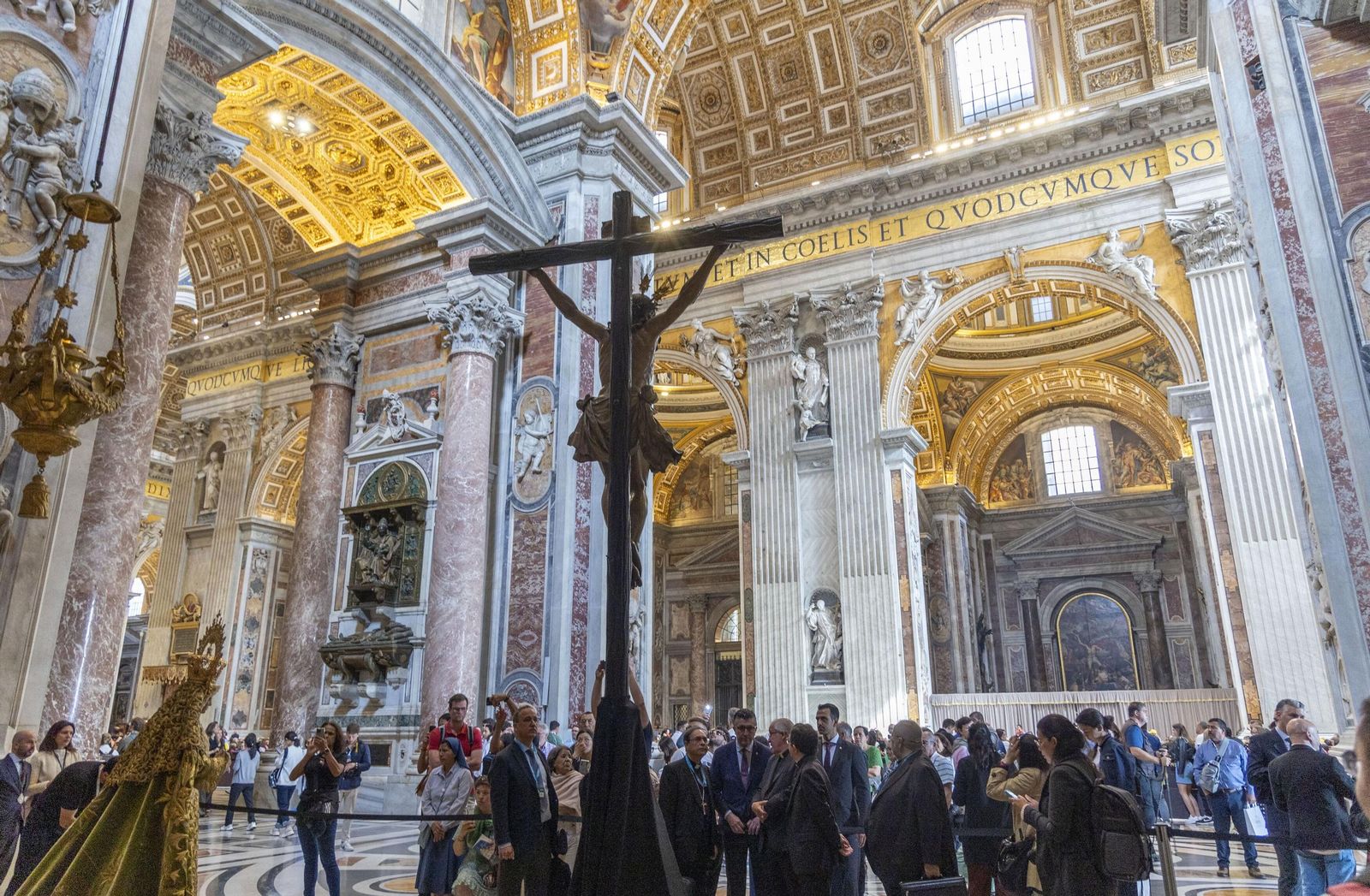La Esperanza de Málaga ya está en el Vaticano, en imágenes