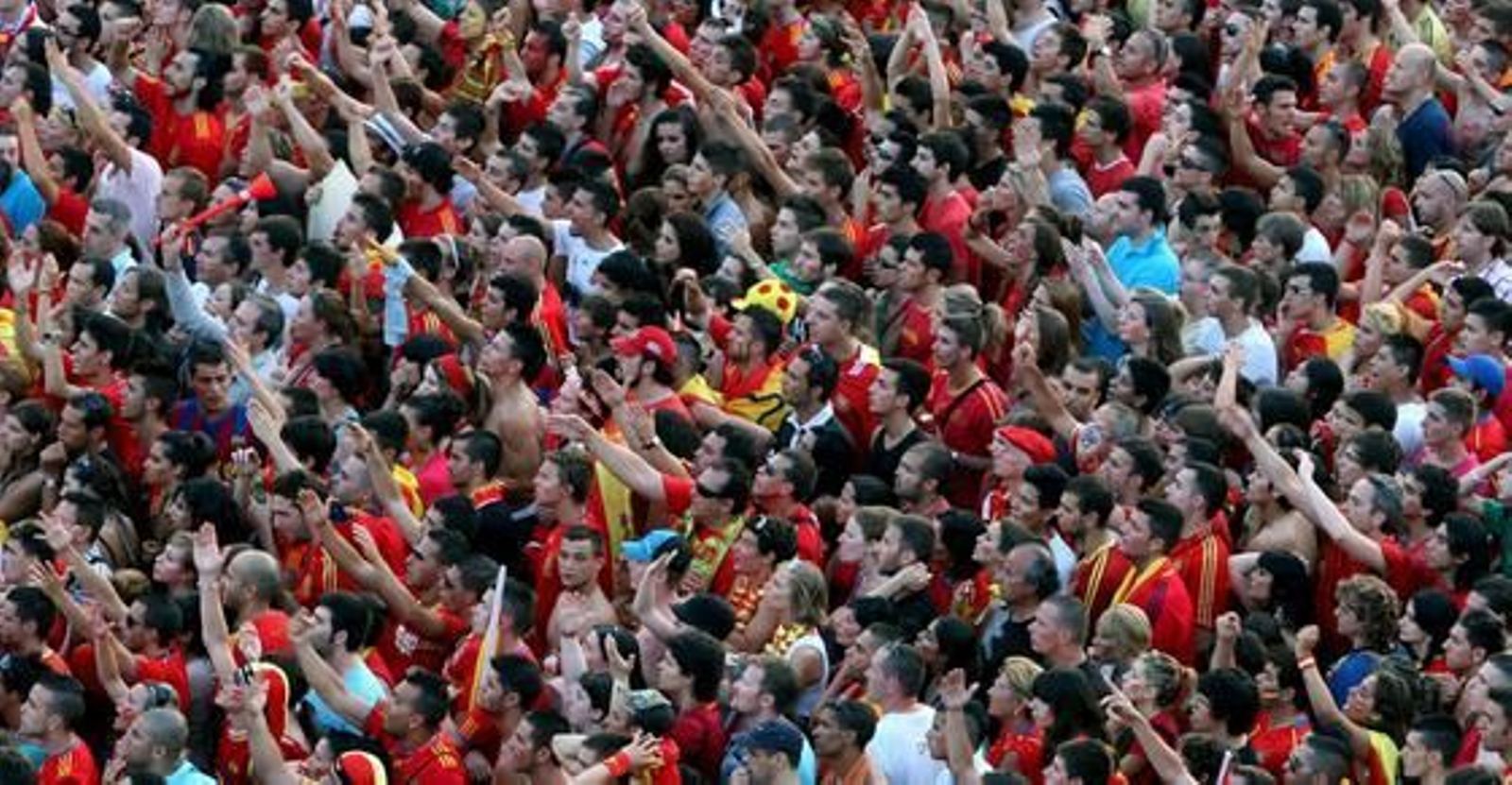 Aficionados de la Selección ven el partido en la pantalla instalada en Monjuic.

Foto: Agencias