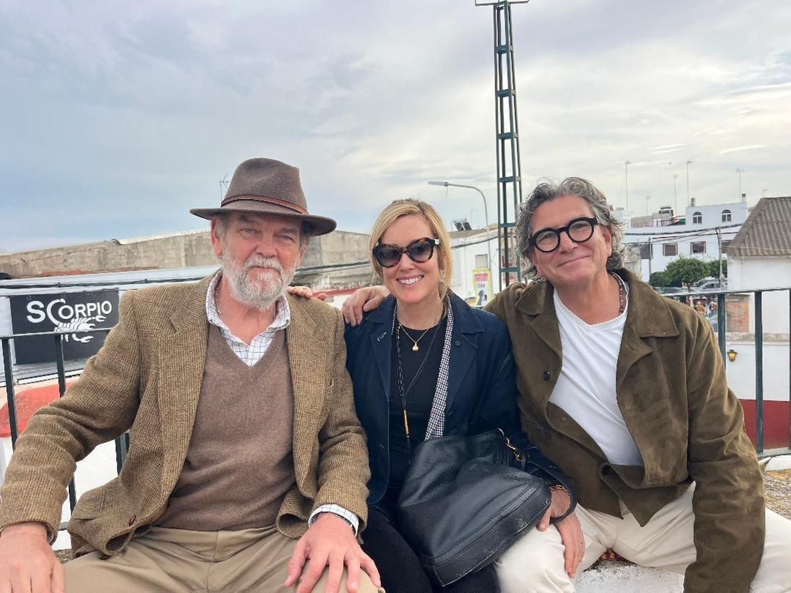 Juan Pemán Cubillo, con los canadienses Lisa y Macus Erga disfrutando del ambiente y el espectáculo.