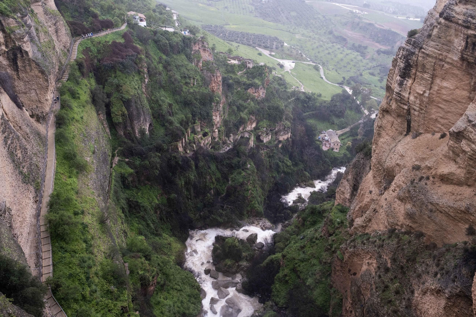 La lluvia transforma el paisaje de Málaga, en imágenes